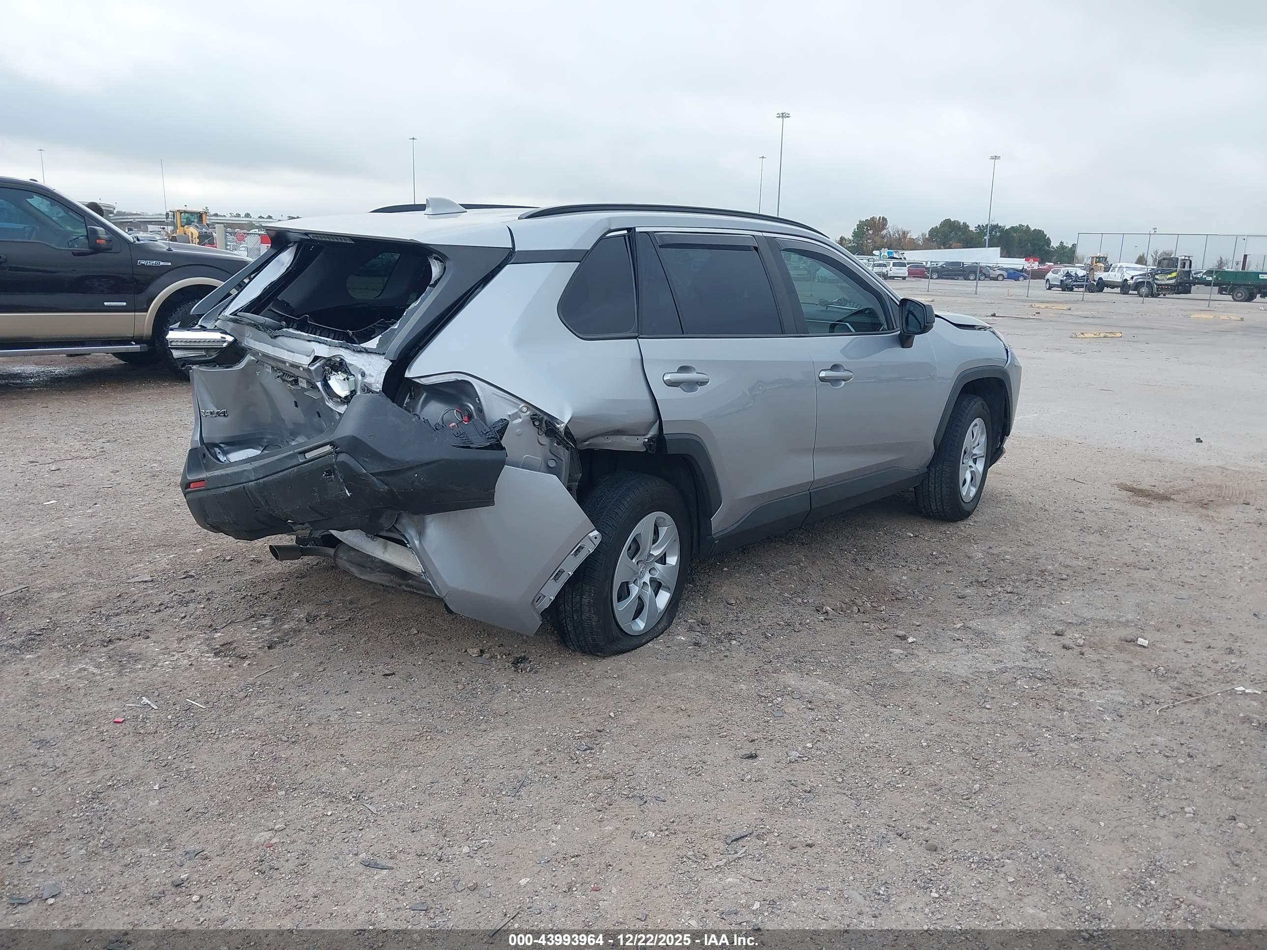 TOYOTA RAV4 image 4