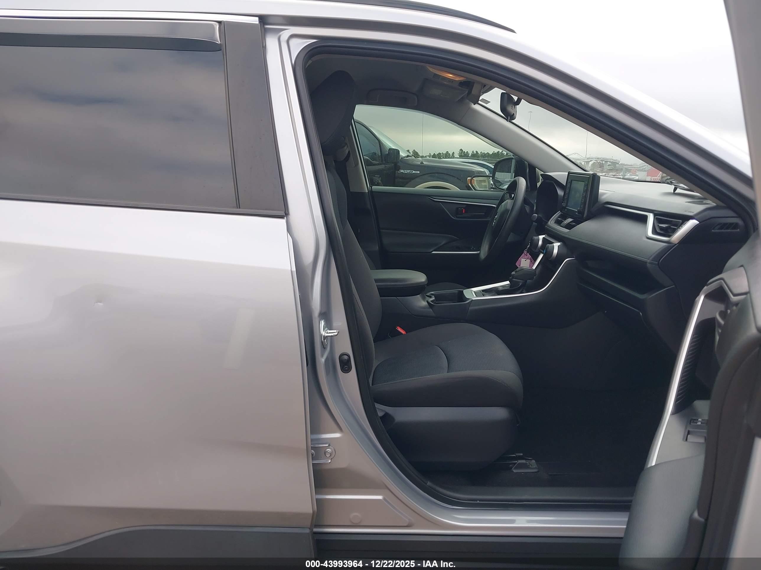 TOYOTA RAV4 image 5
