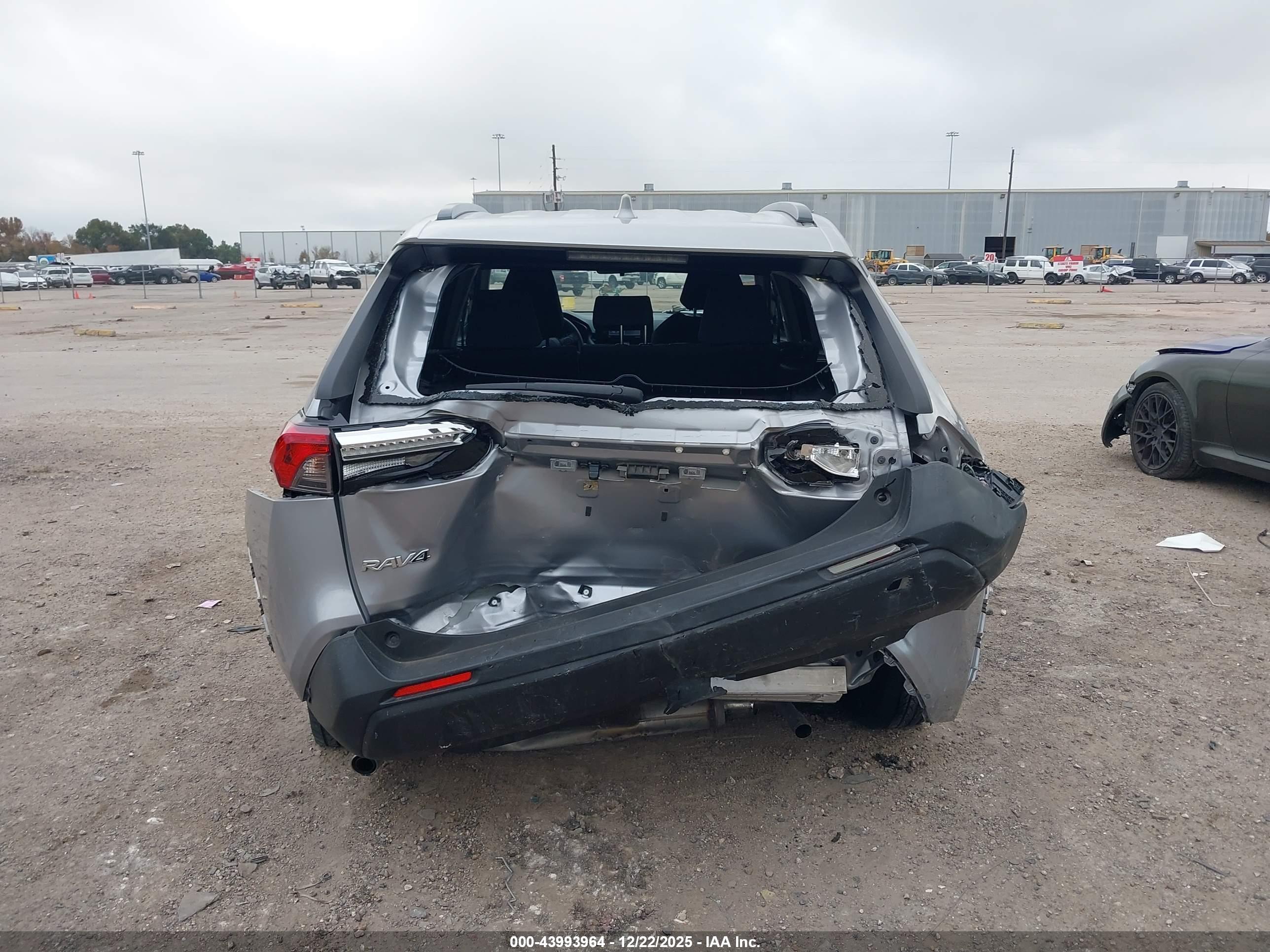TOYOTA RAV4 image 6