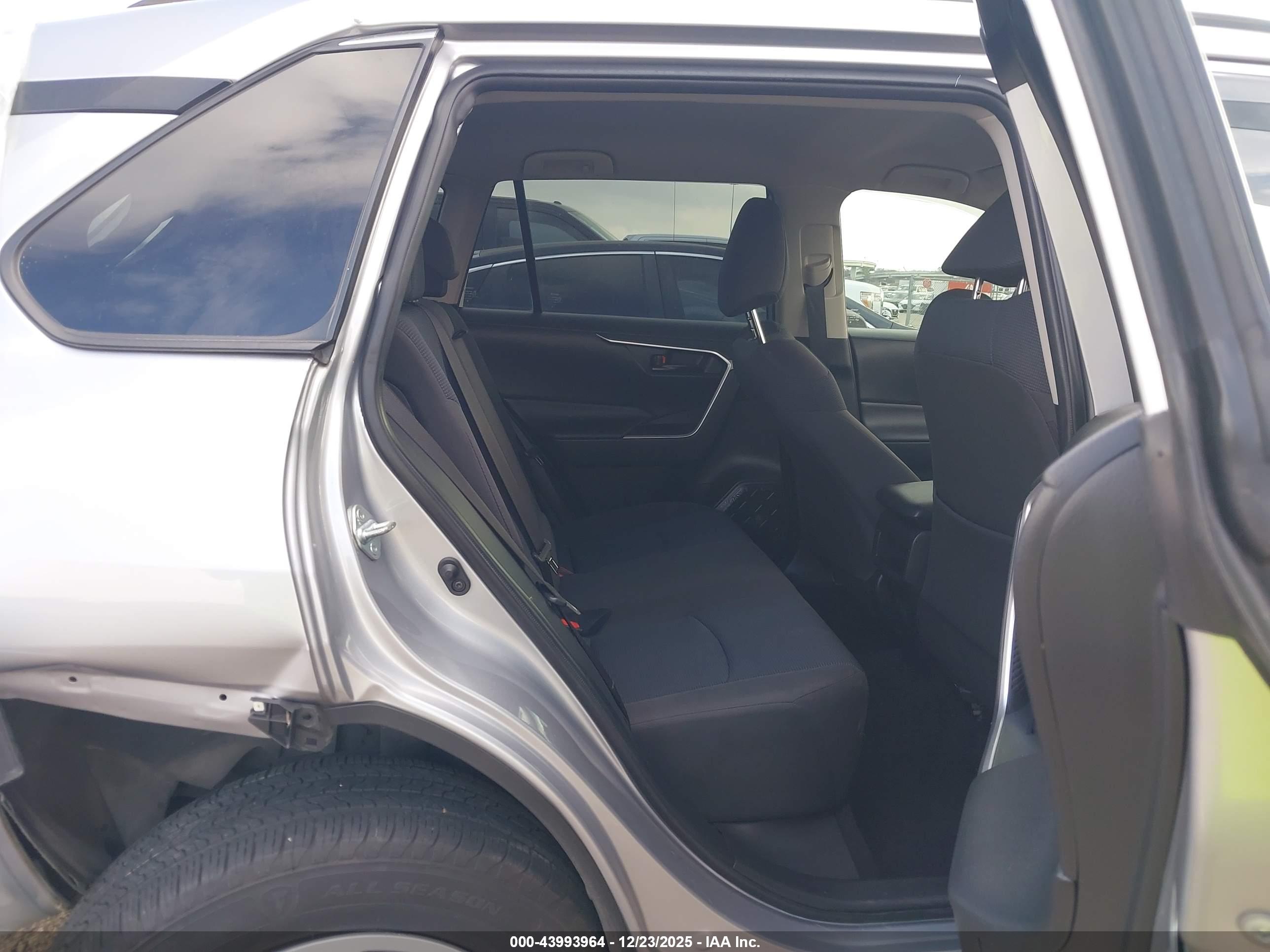 TOYOTA RAV4 image 8