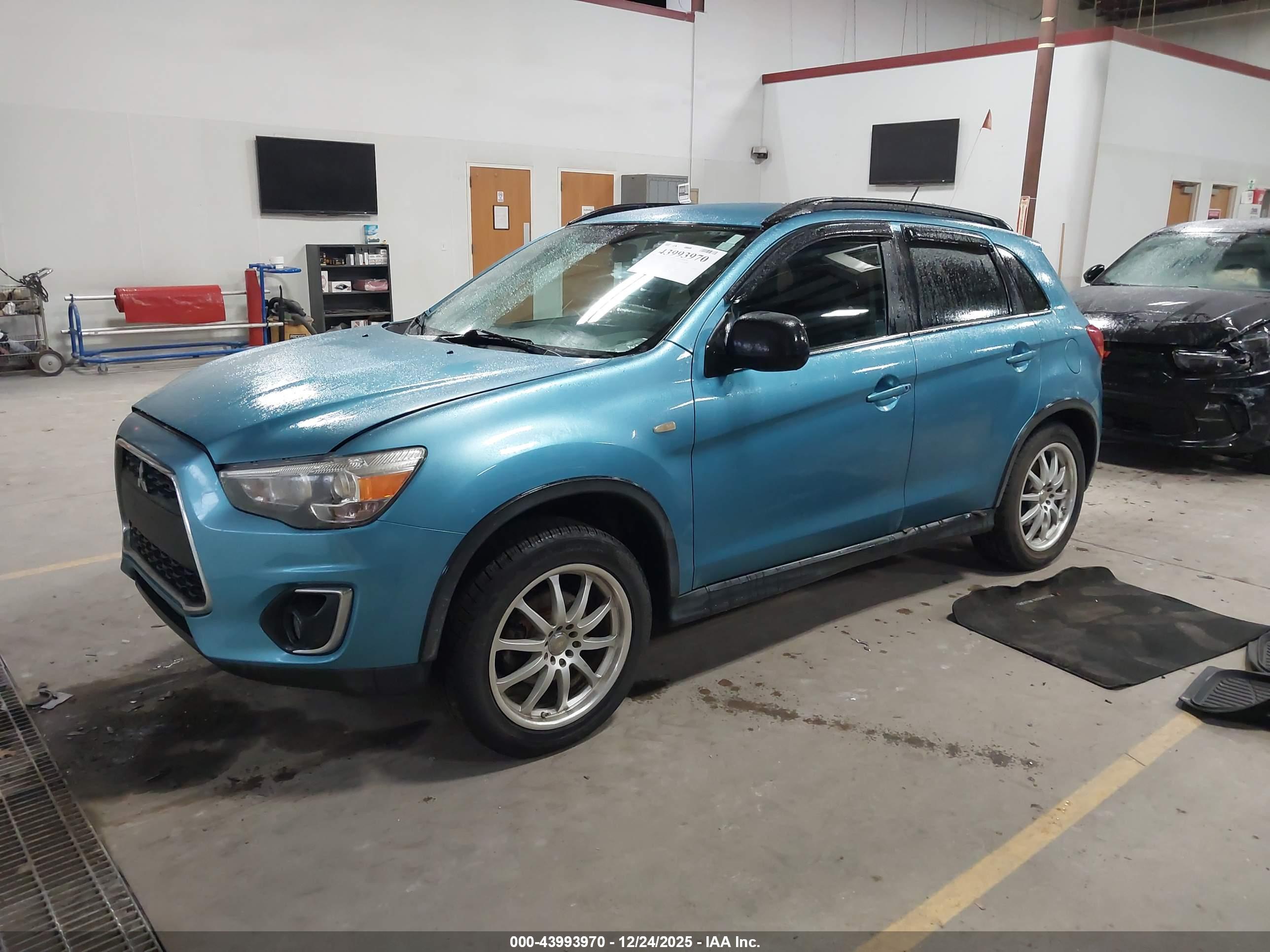 MITSUBISHI OUTLANDER image 2