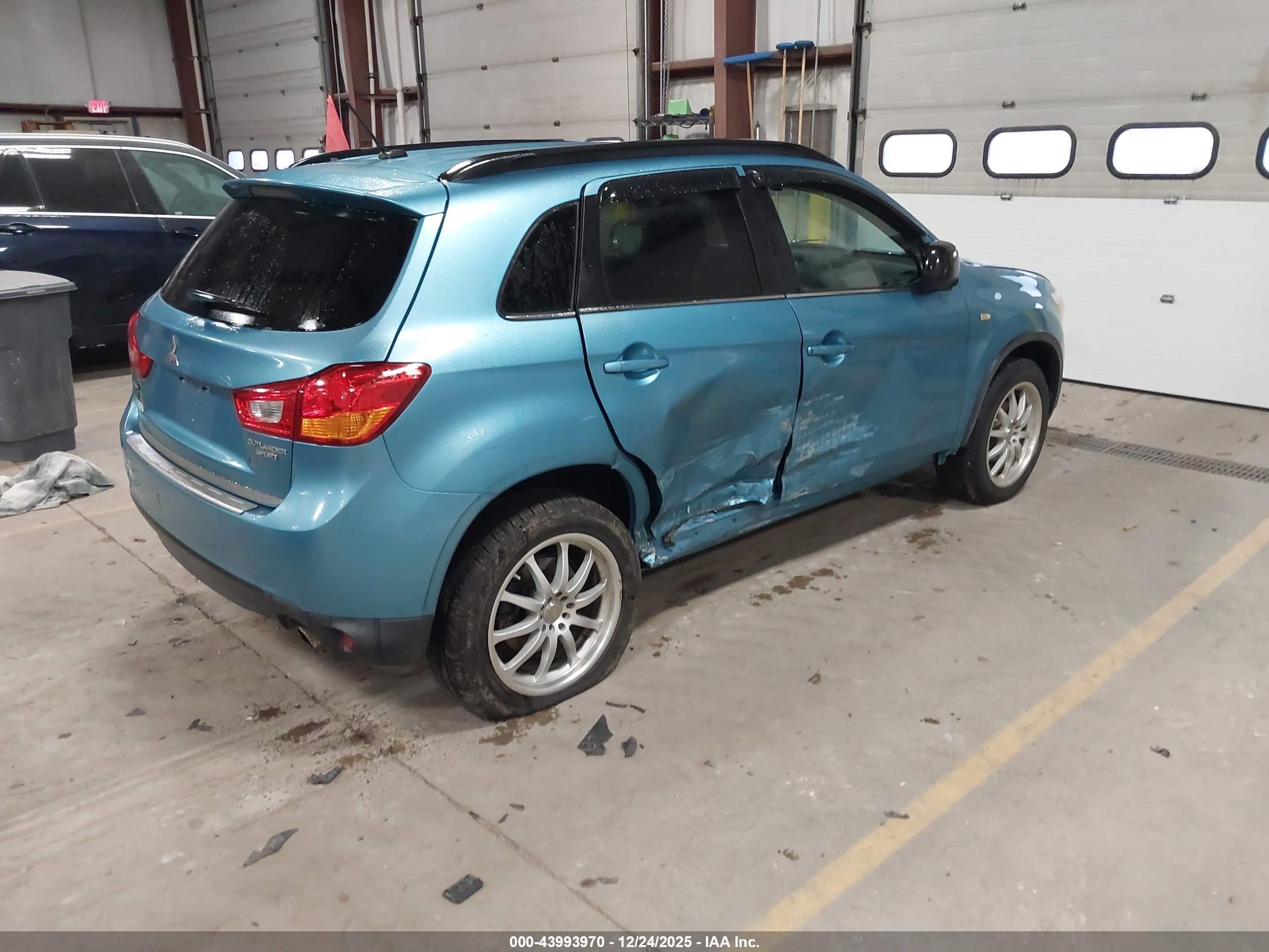 MITSUBISHI OUTLANDER image 4