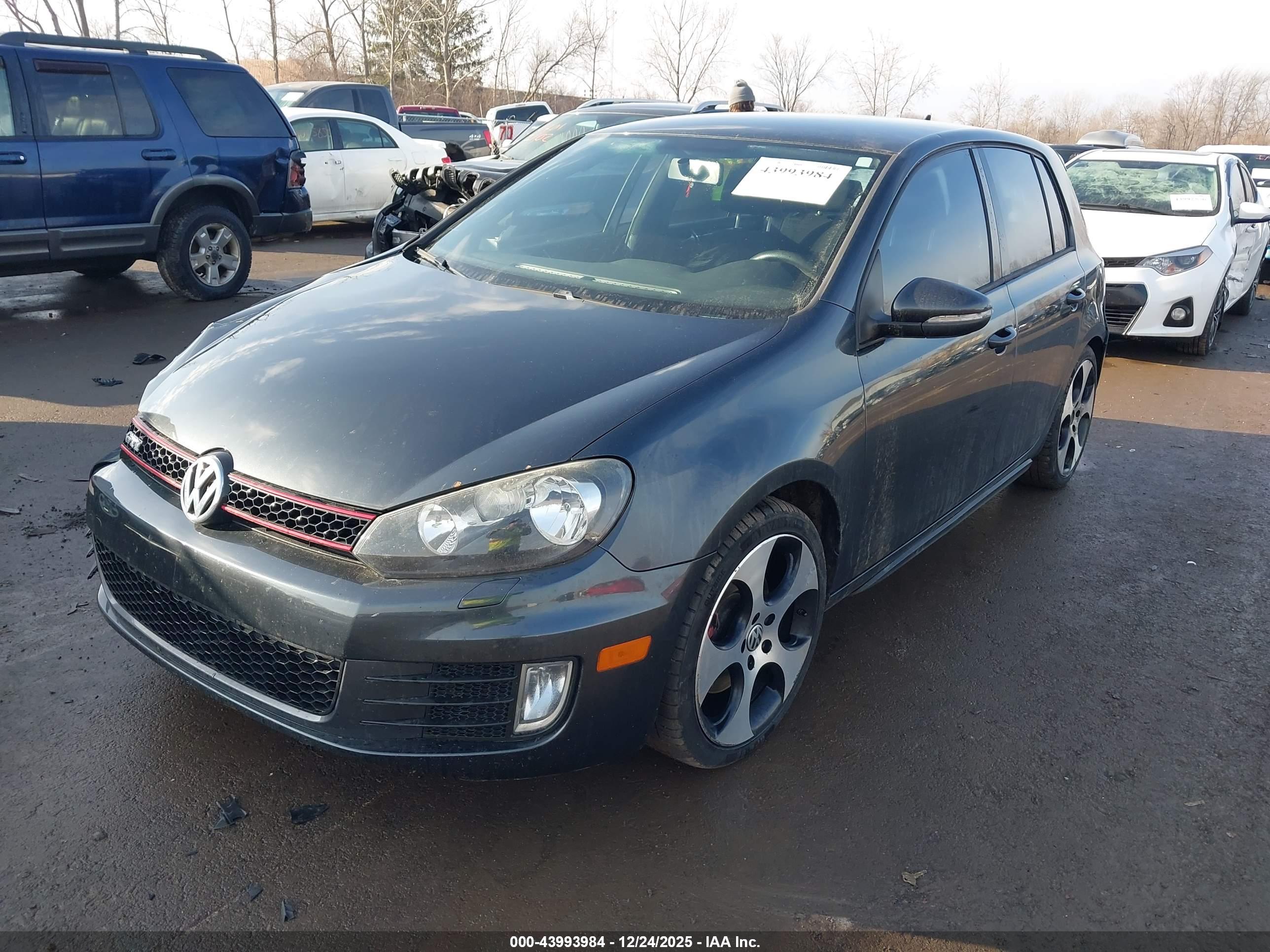 VOLKSWAGEN GTI image 2