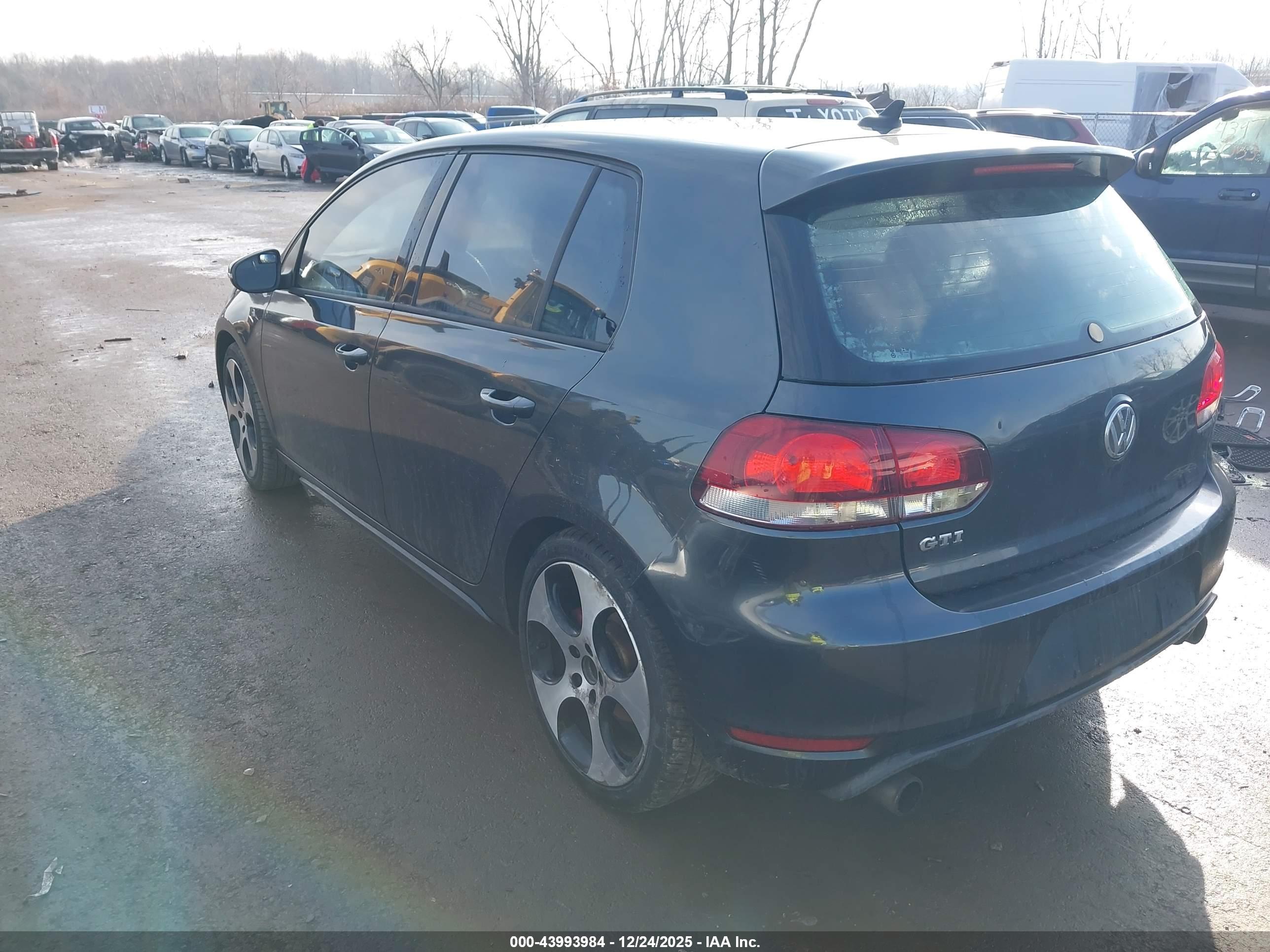 VOLKSWAGEN GTI image 3