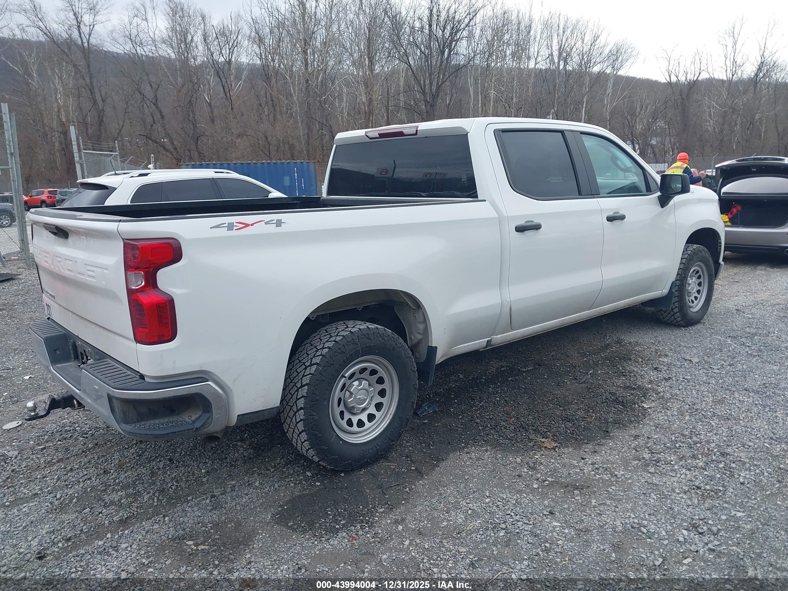 CHEVROLET SILVERADO image 4