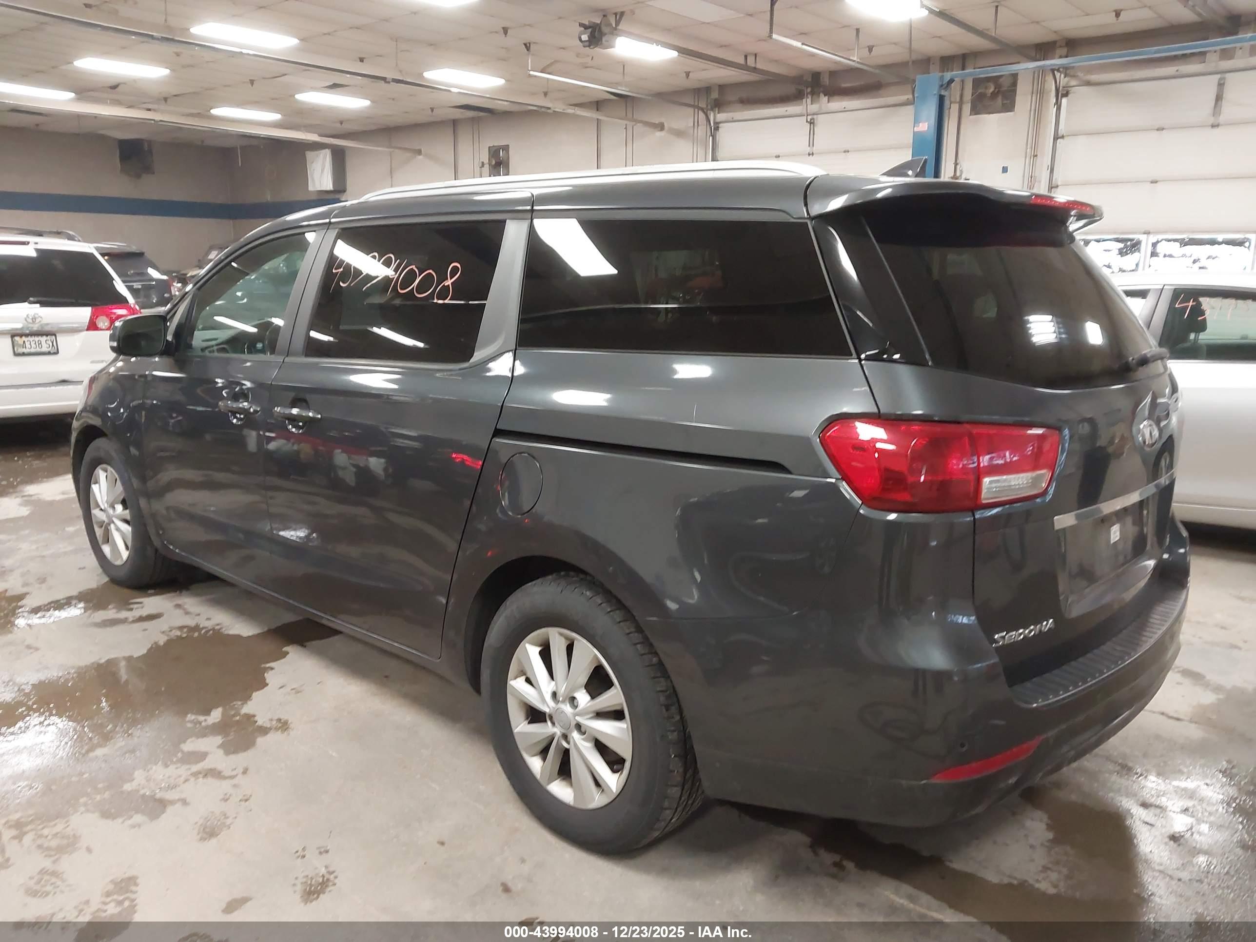 KIA SEDONA image 3