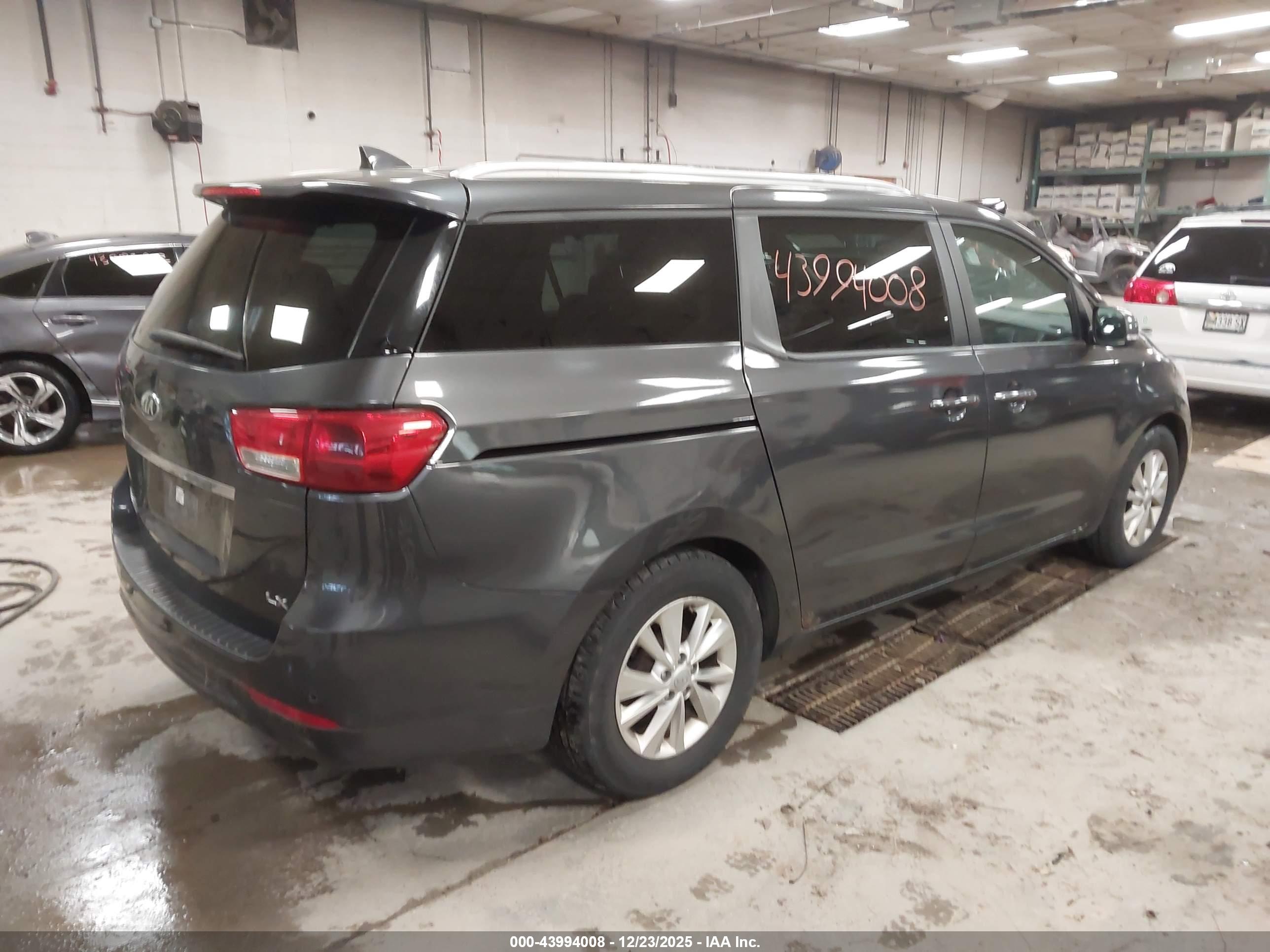 KIA SEDONA image 4