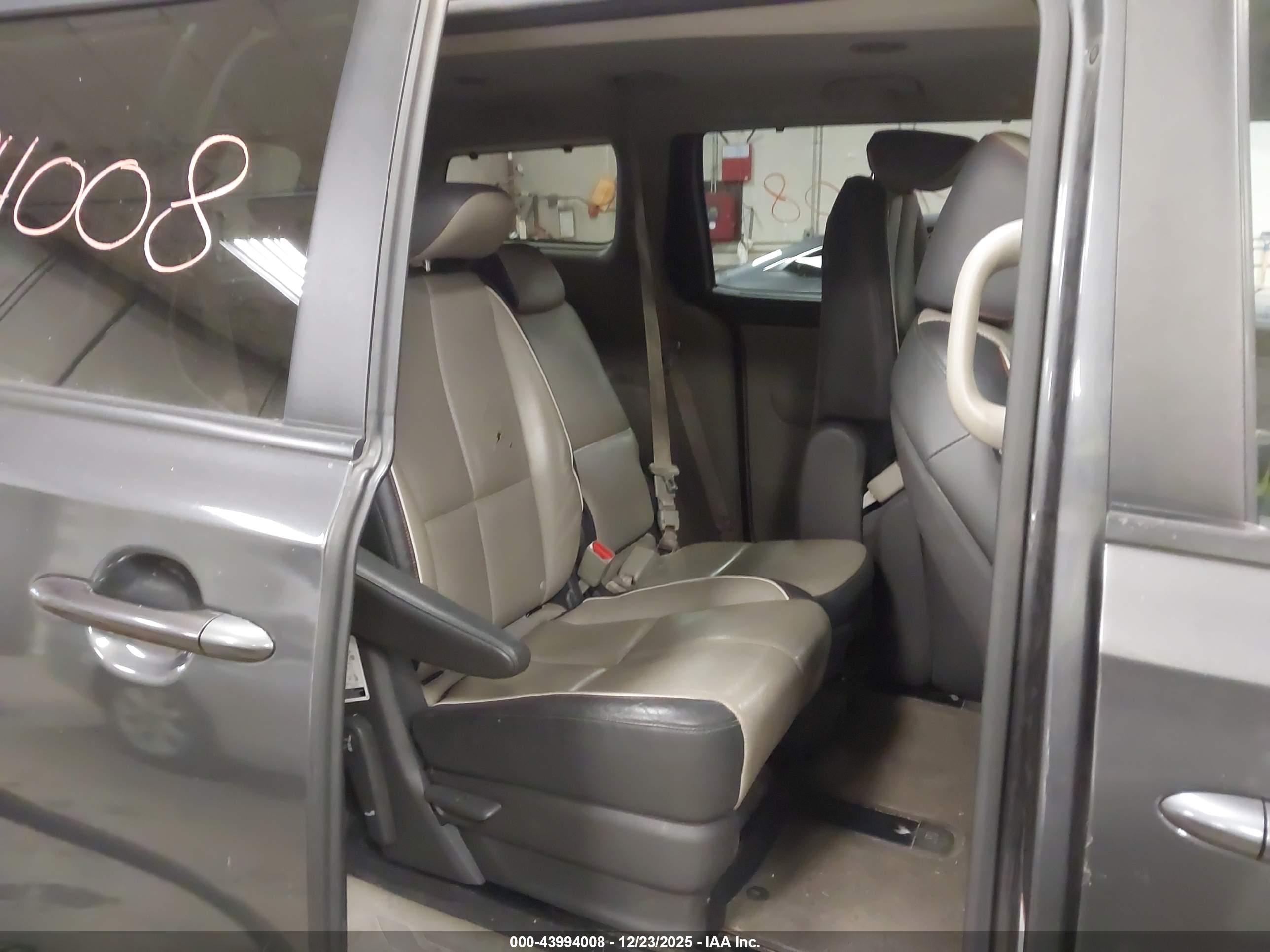 KIA SEDONA image 8