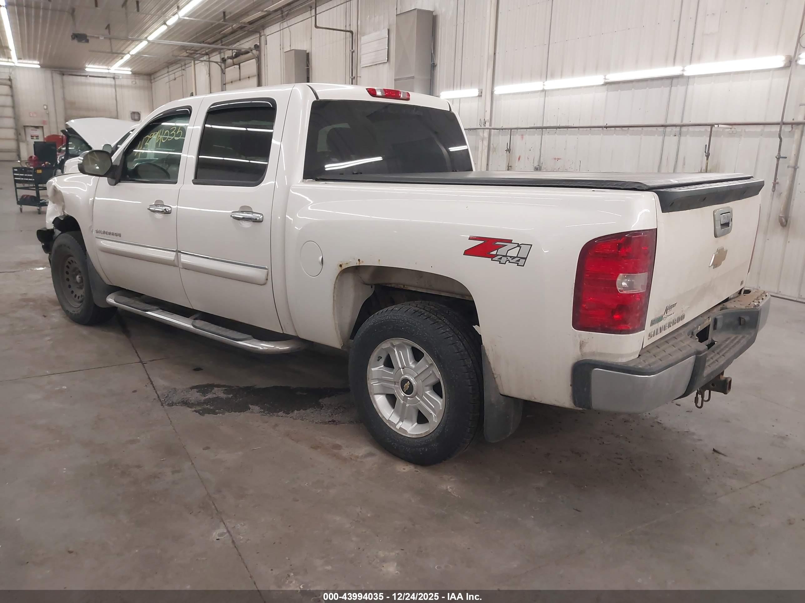 CHEVROLET SILVERADO image 3