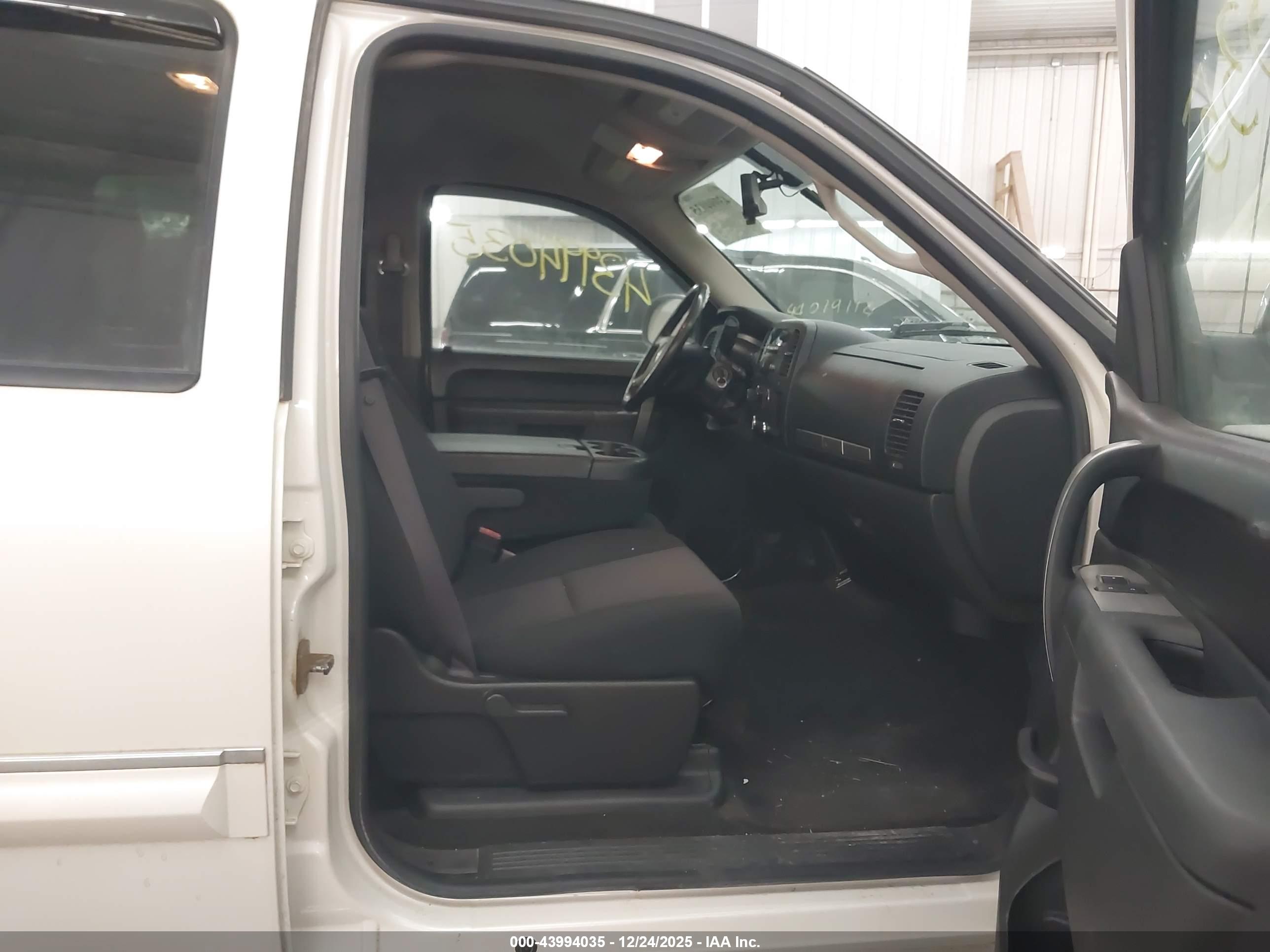 CHEVROLET SILVERADO image 5