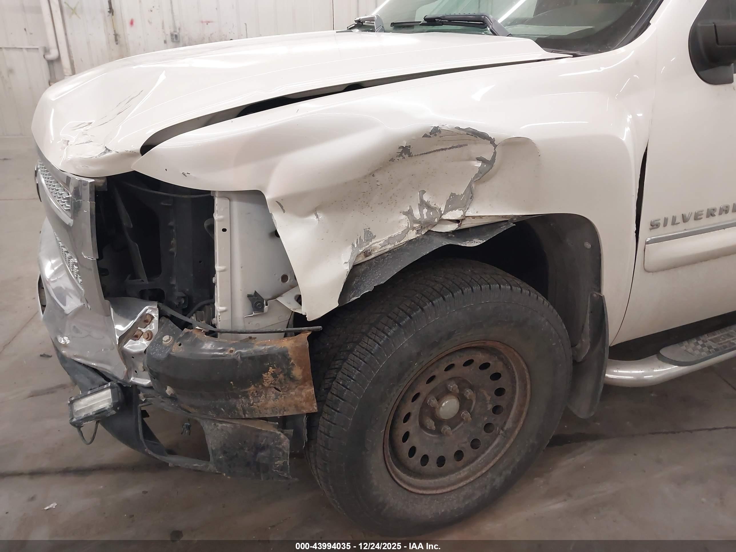 CHEVROLET SILVERADO image 6