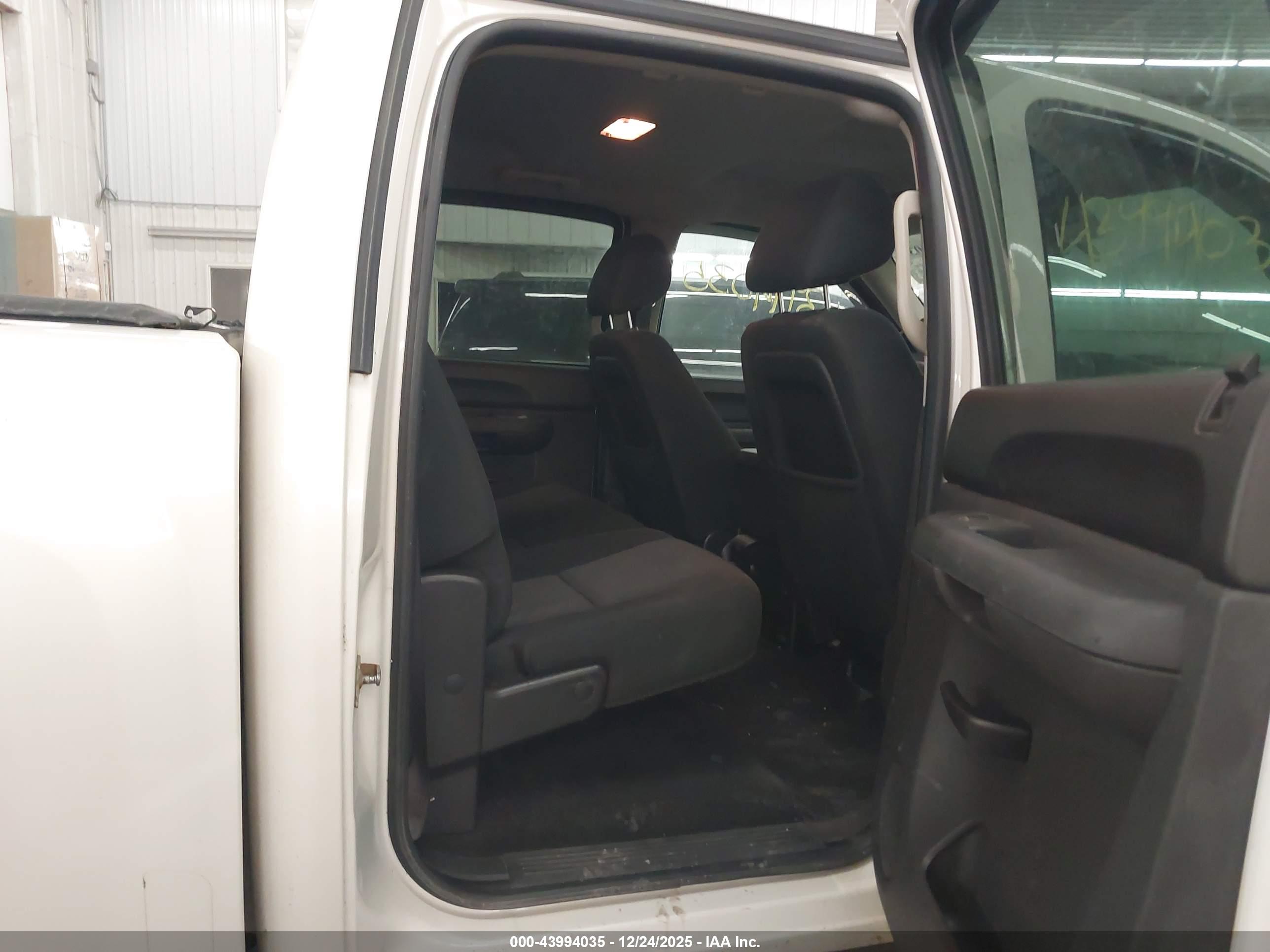 CHEVROLET SILVERADO image 8