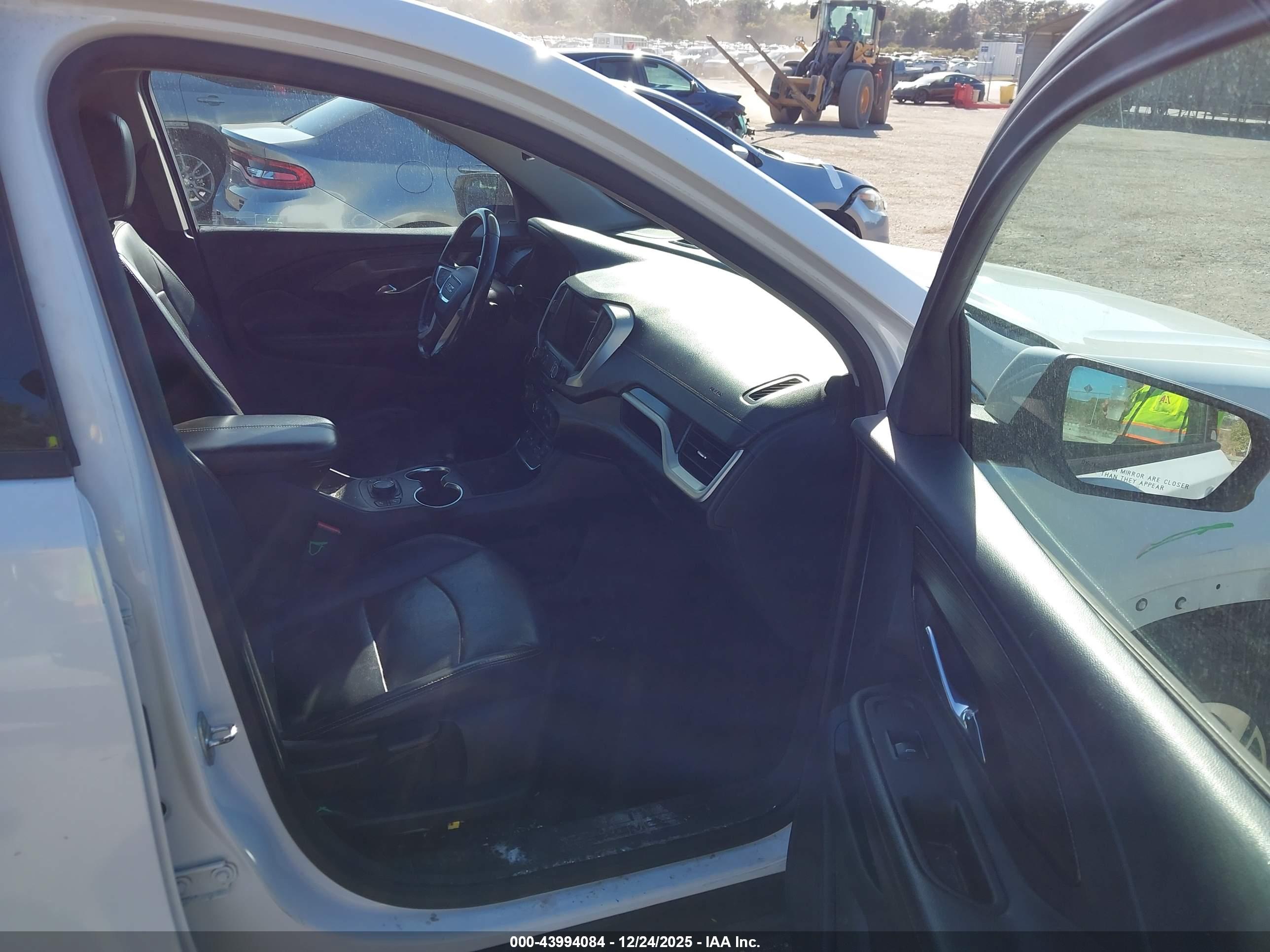 GMC TERRAIN image 5