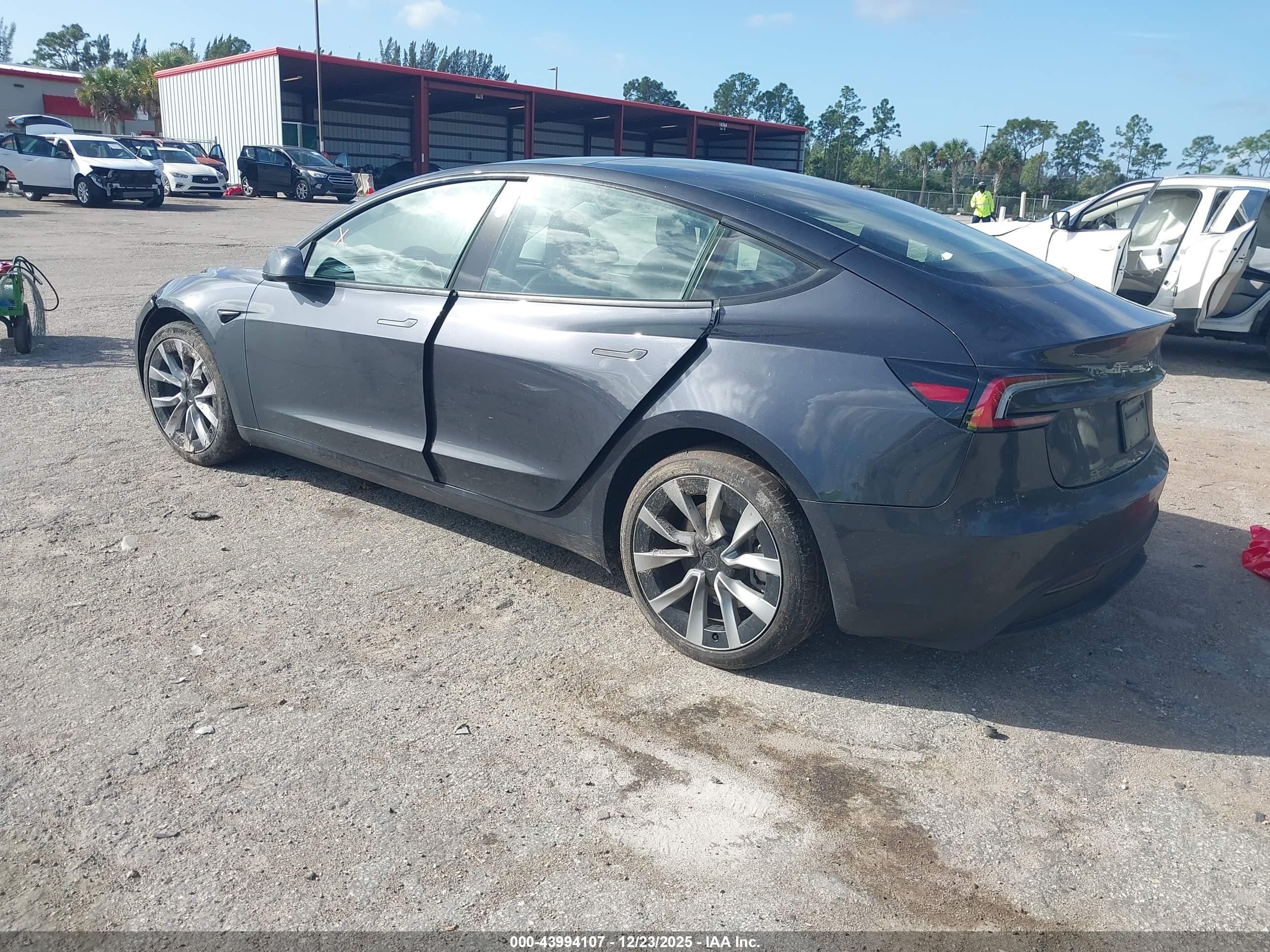 TESLA MODEL image 3