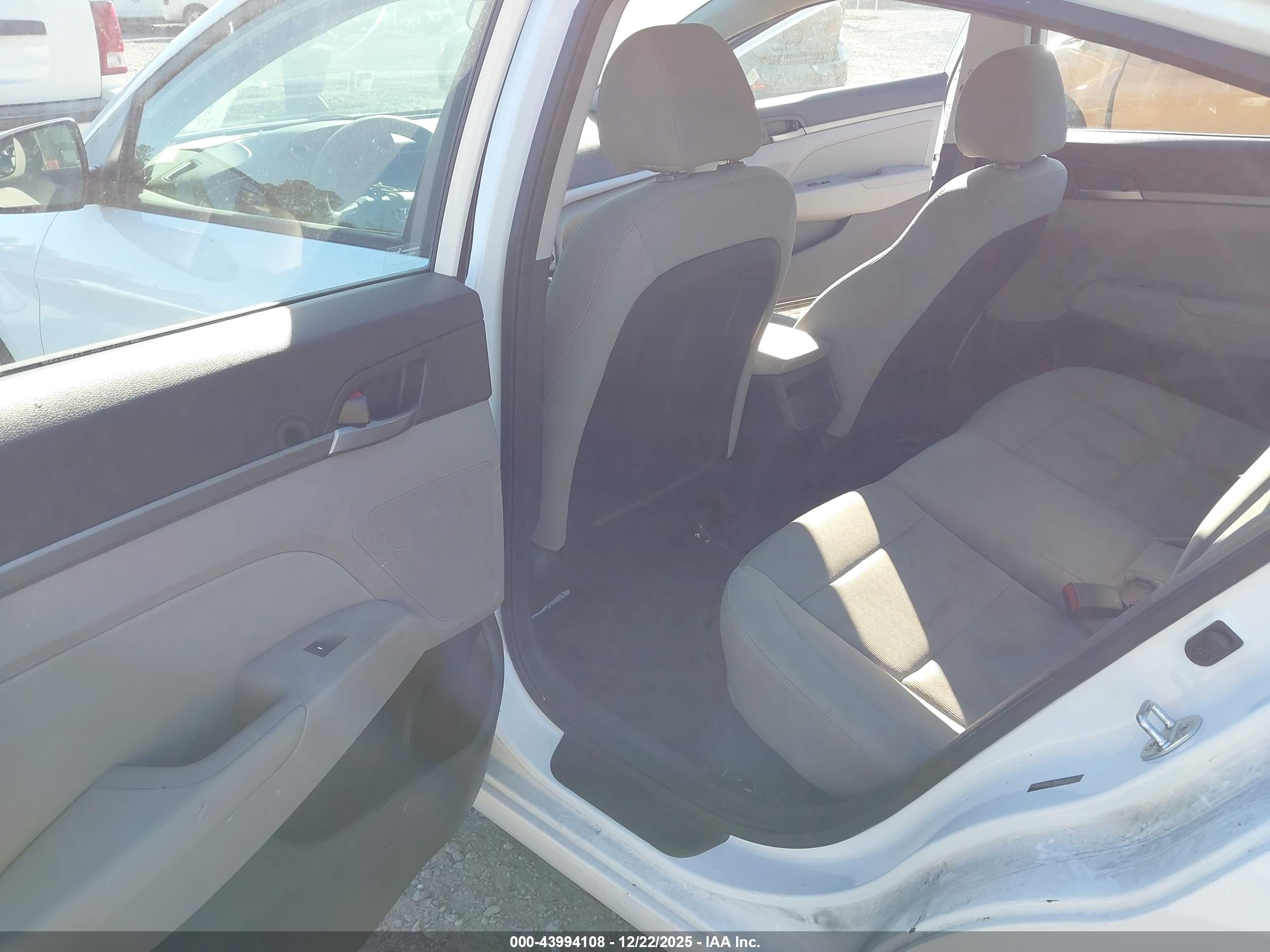 HYUNDAI ELANTRA image 8