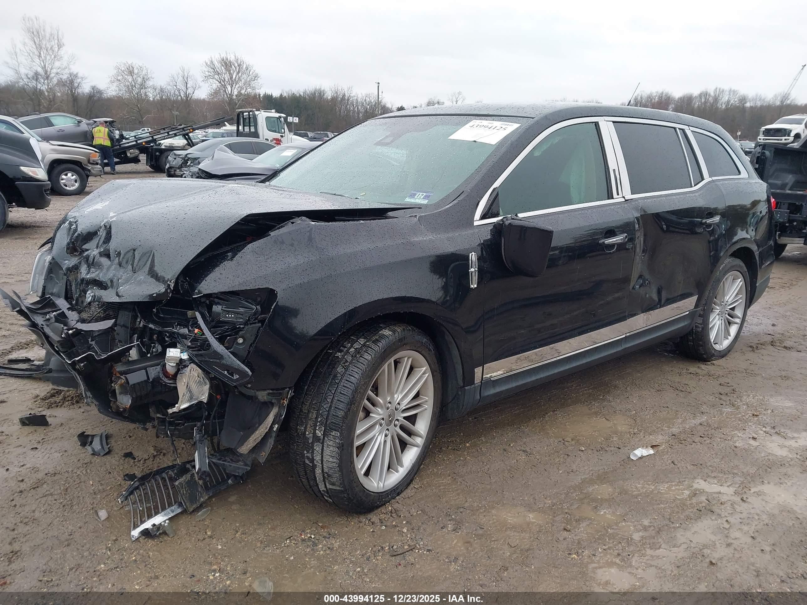LINCOLN MKT image 2