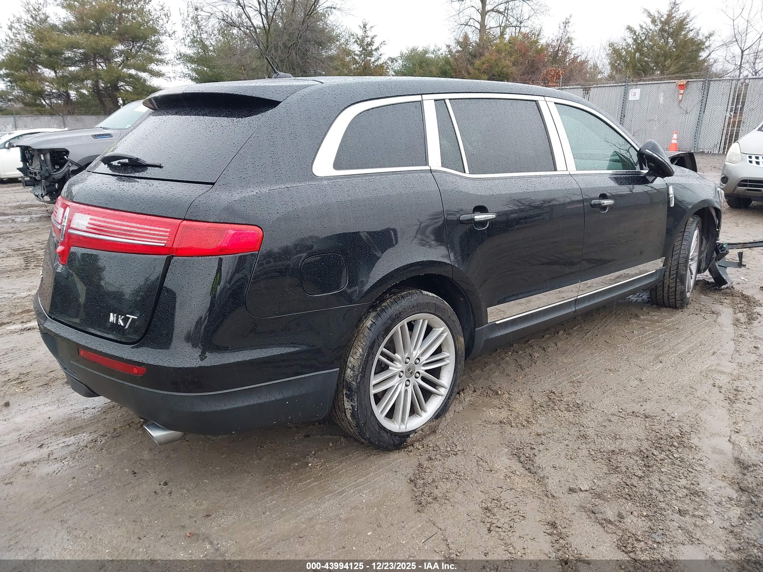 LINCOLN MKT image 4