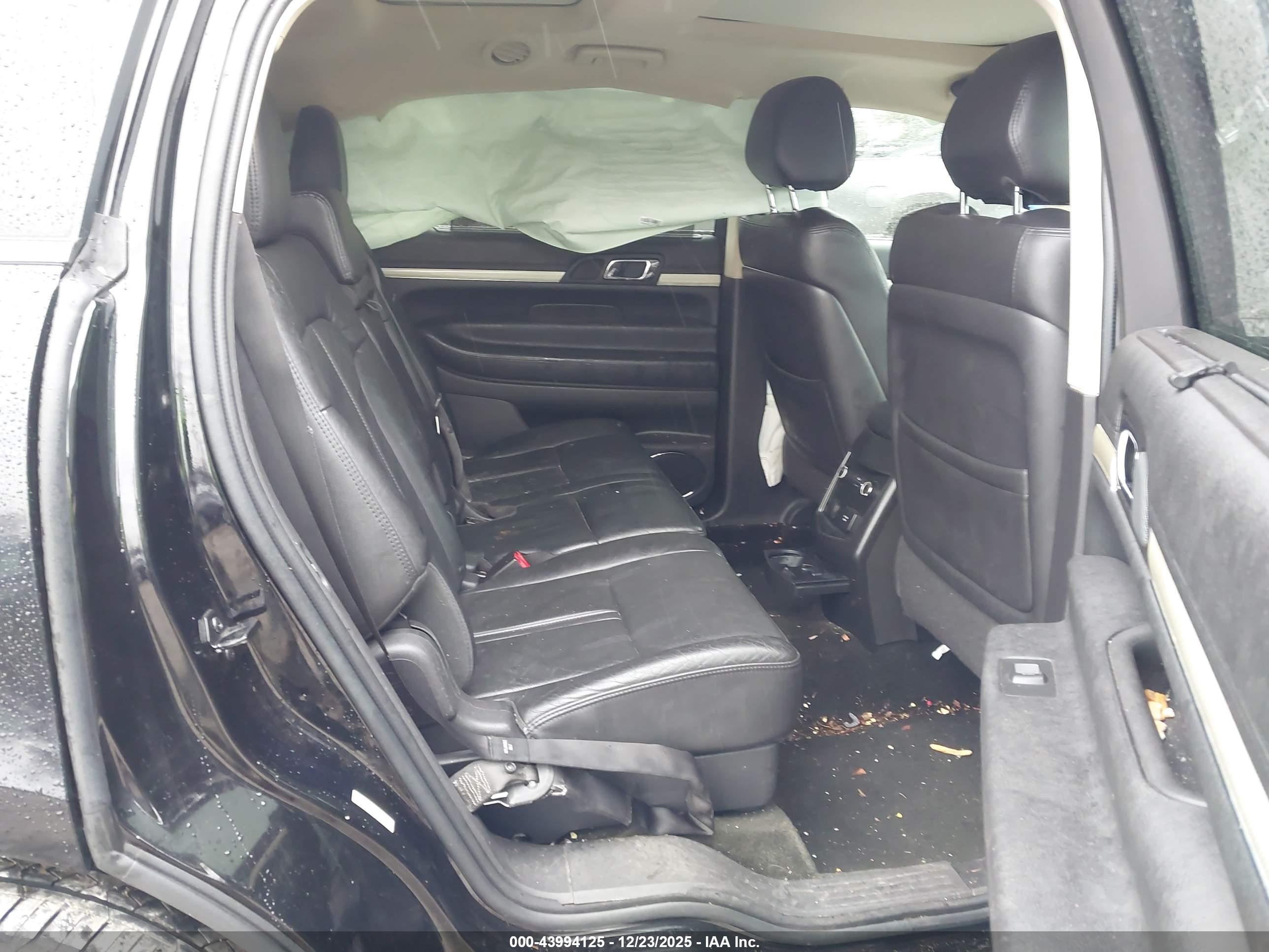 LINCOLN MKT image 8