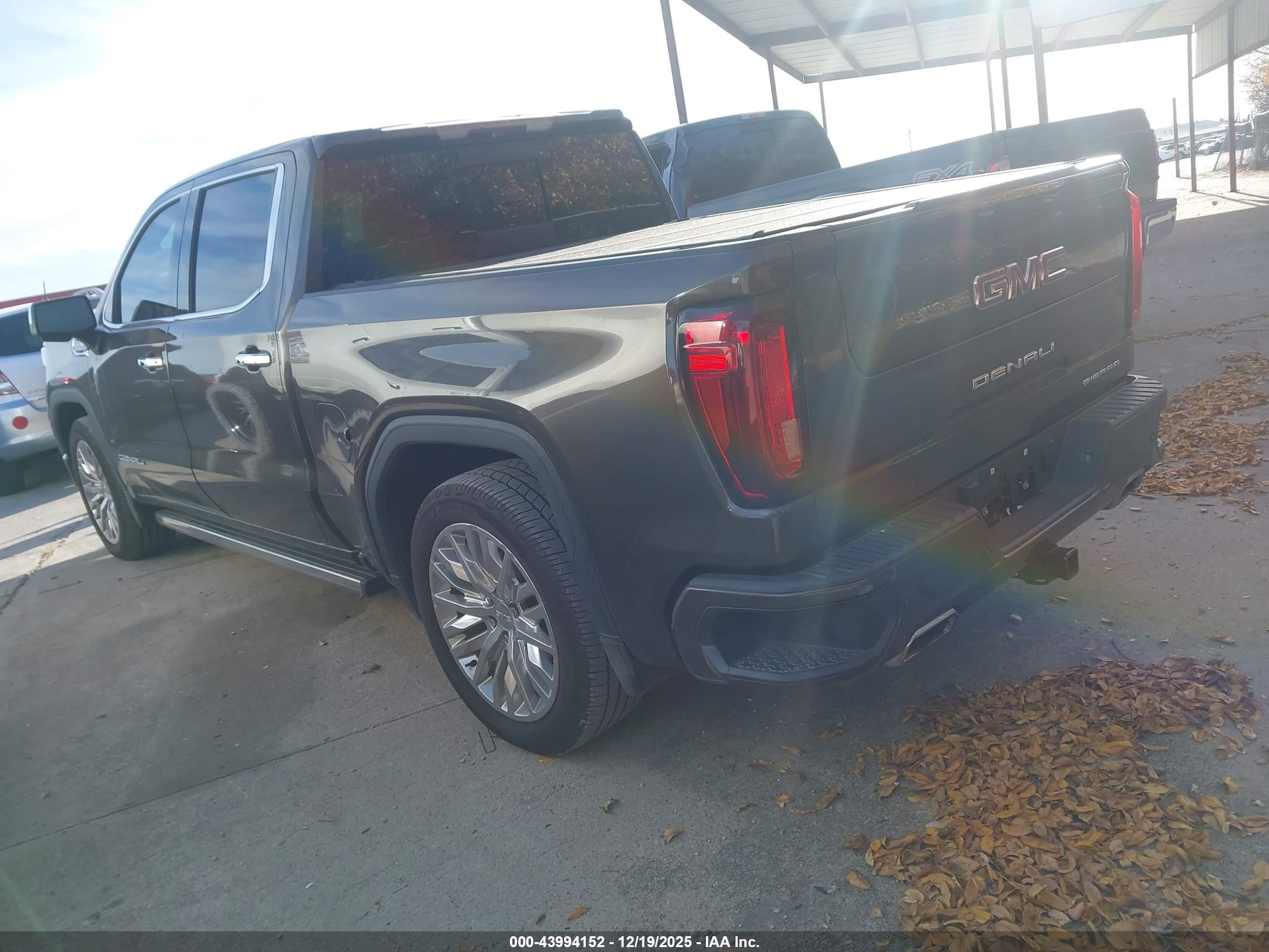 GMC SIERRA image 3