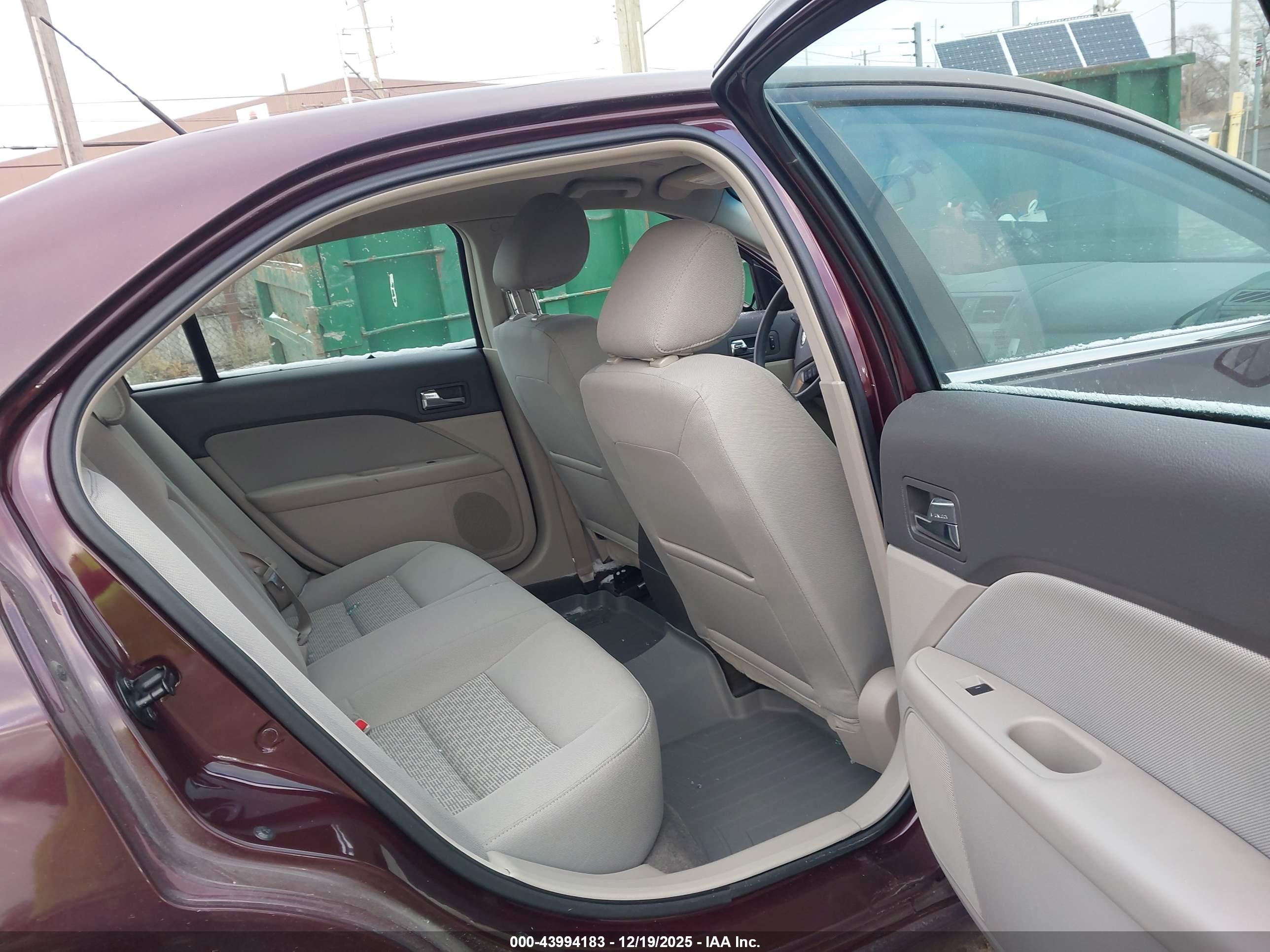 FORD FUSION image 8