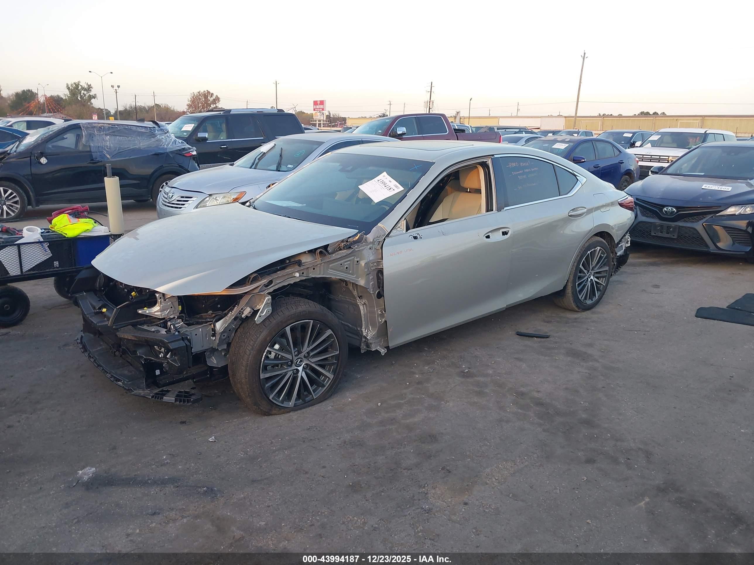 LEXUS ES image 2