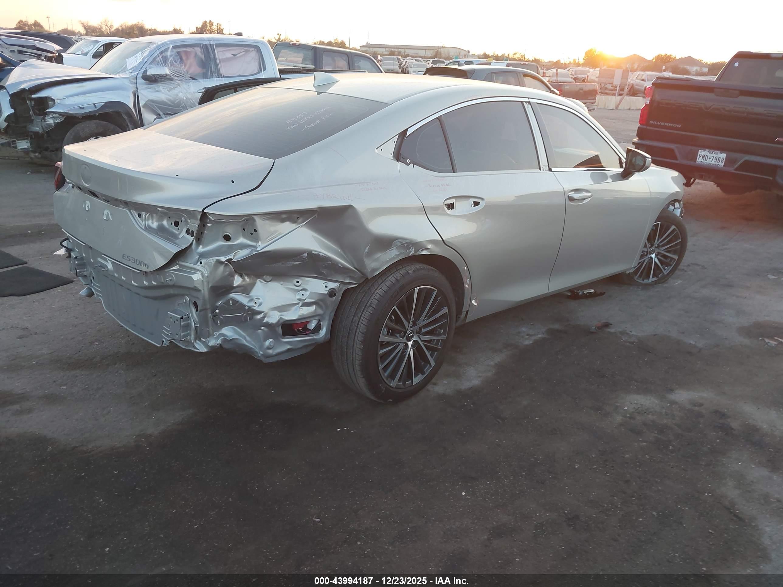 LEXUS ES image 4