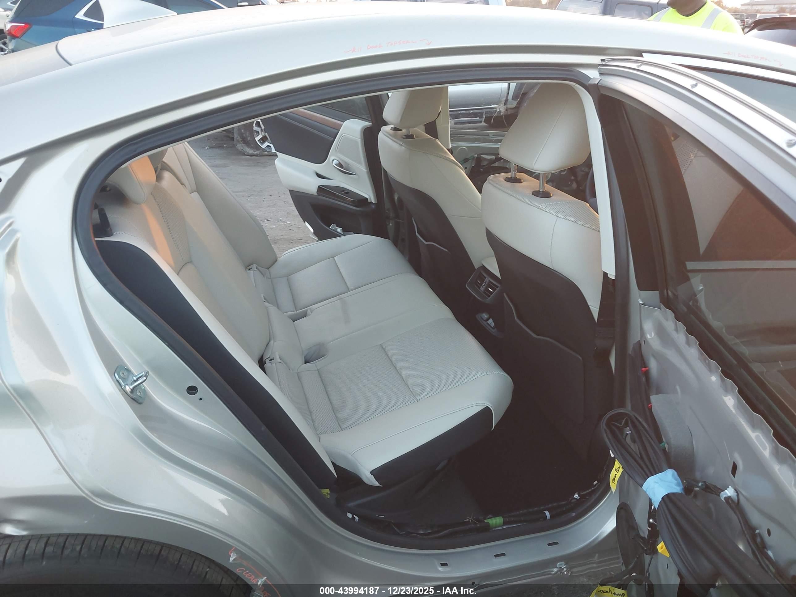 LEXUS ES image 8