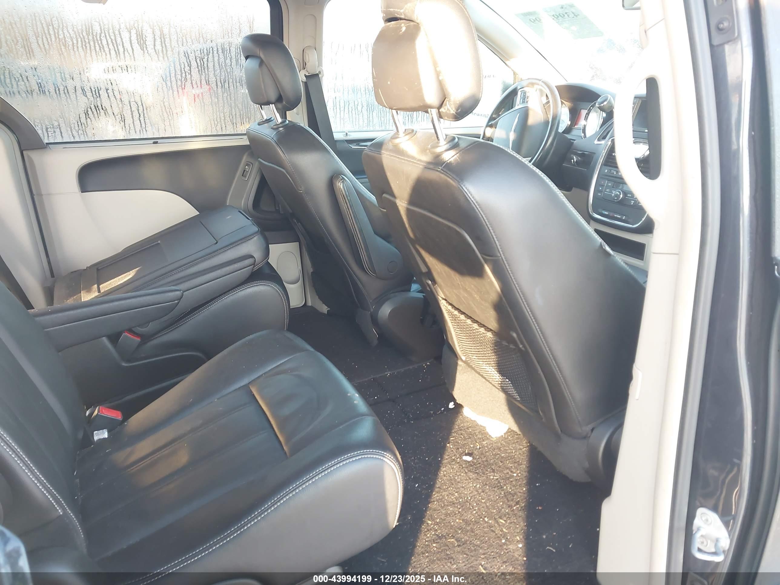 CHRYSLER TOWN image 8