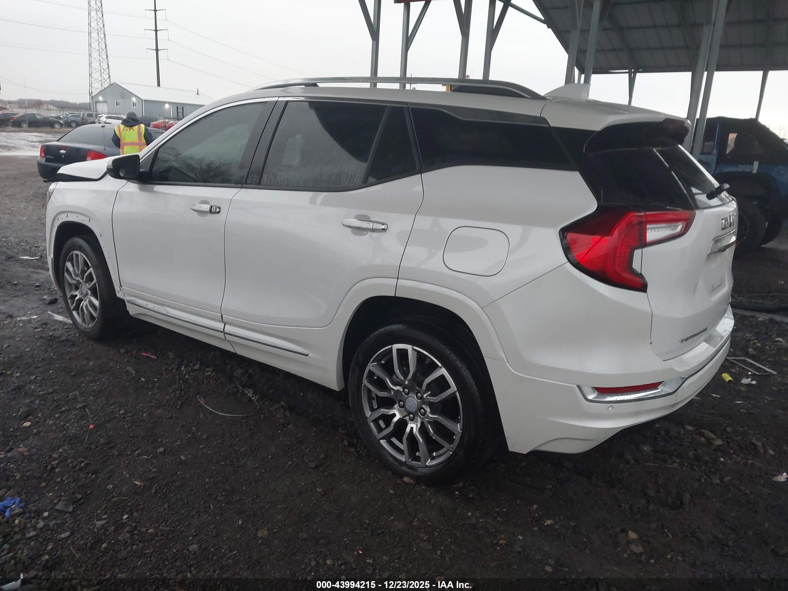 GMC TERRAIN image 3