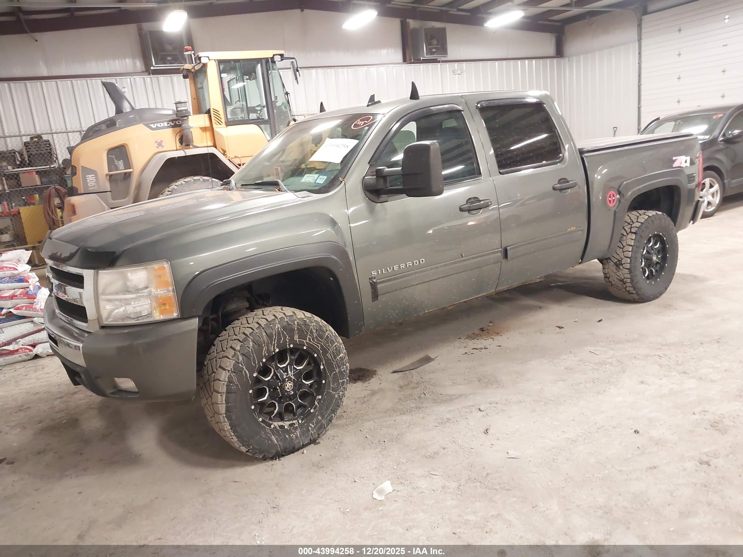 CHEVROLET SILVERADO image 2