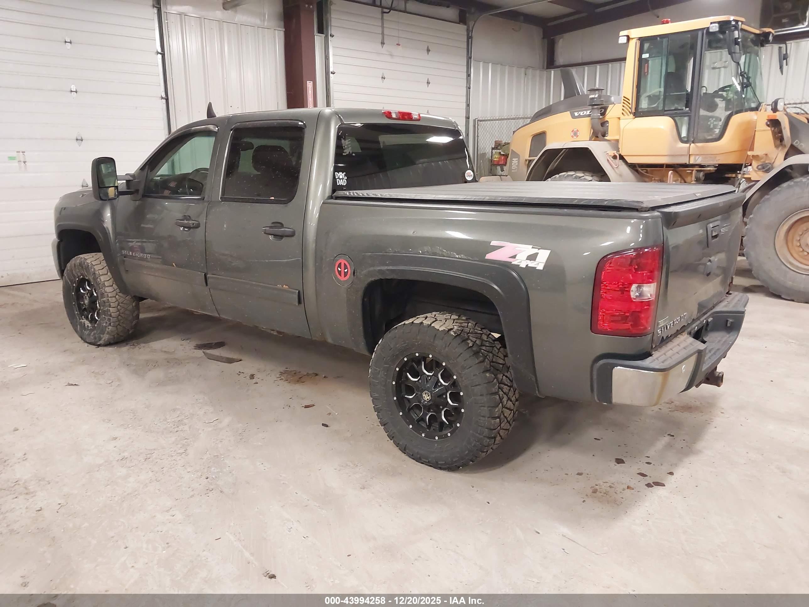 CHEVROLET SILVERADO image 3