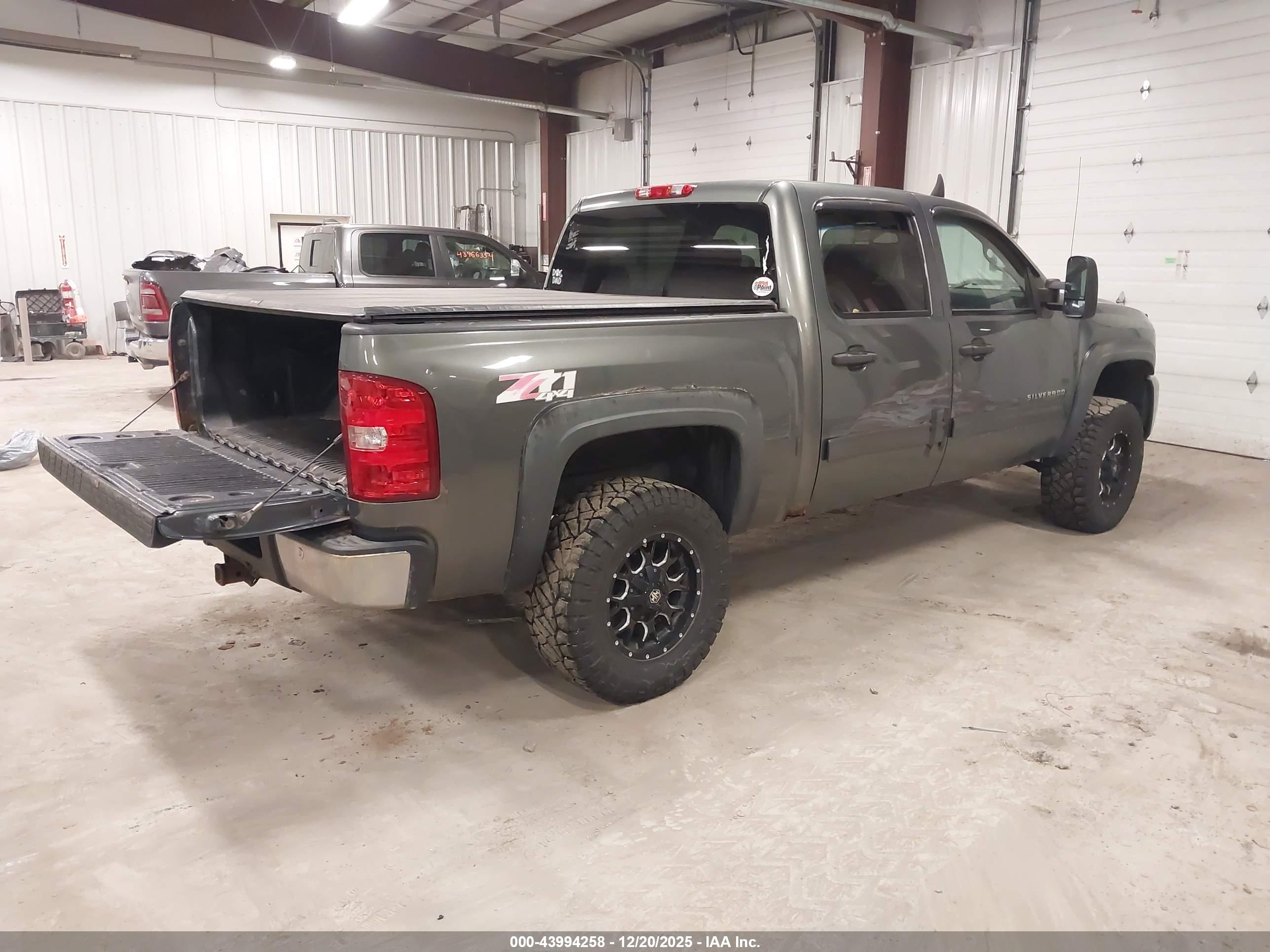 CHEVROLET SILVERADO image 4