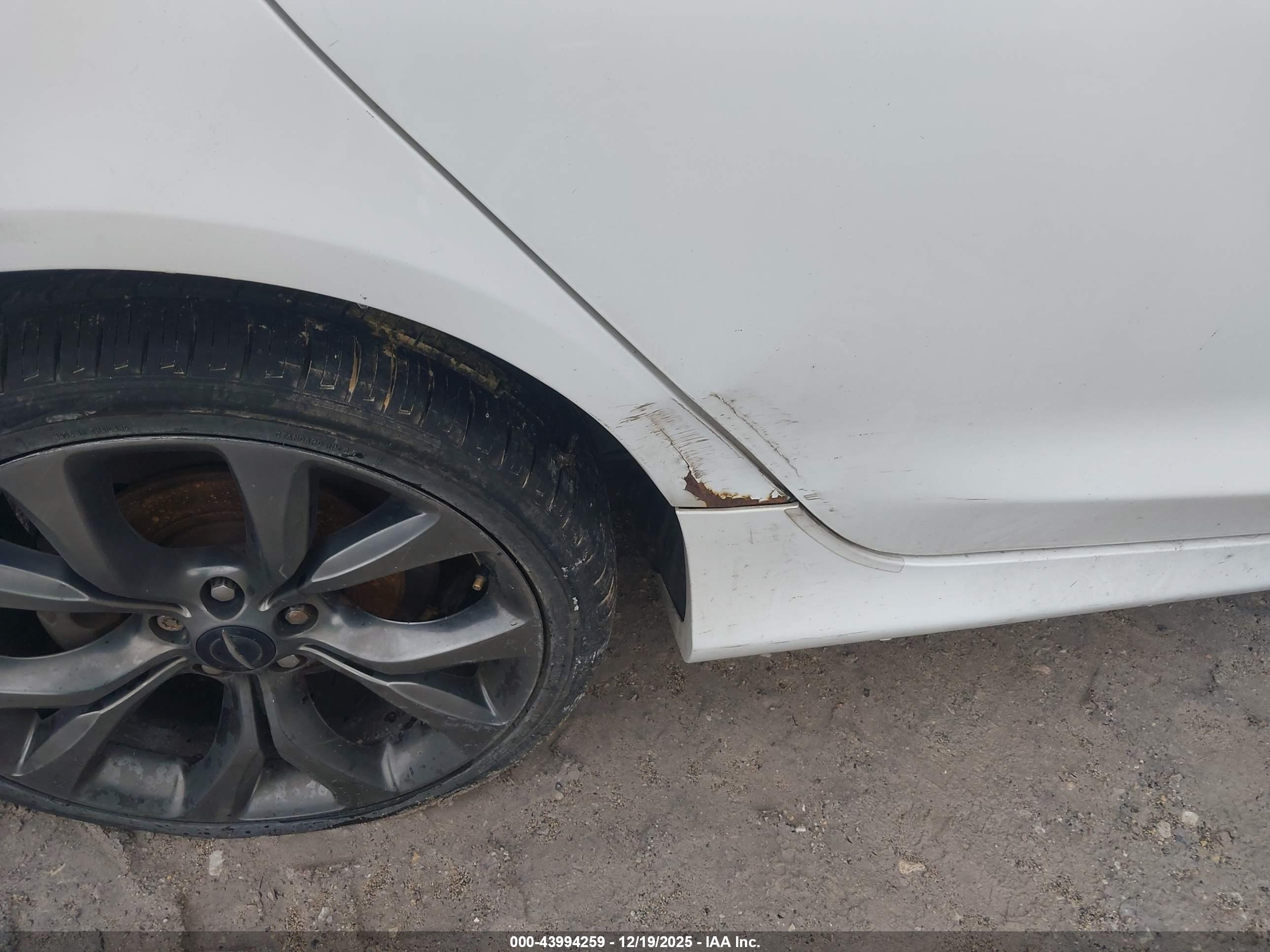 CHRYSLER 200 image 6
