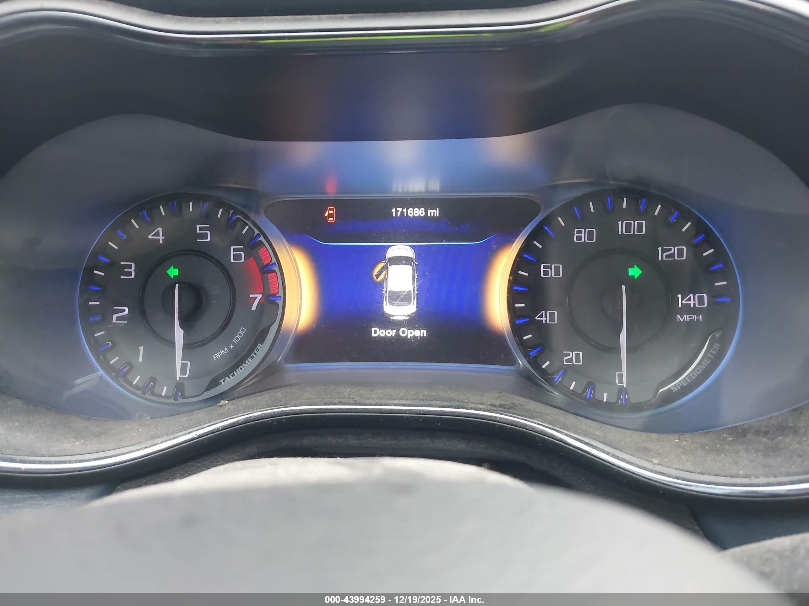 CHRYSLER 200 image 7