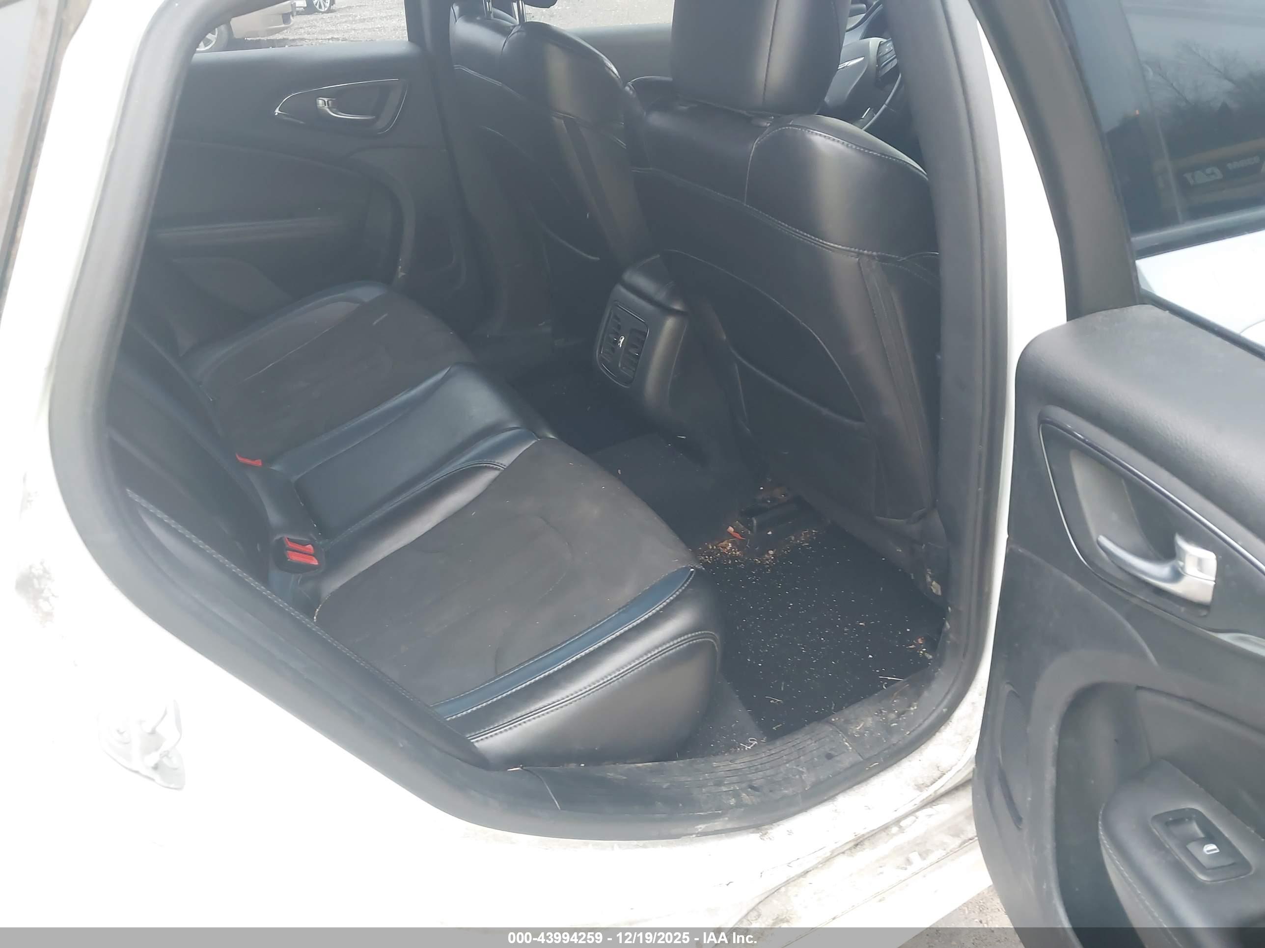 CHRYSLER 200 image 8