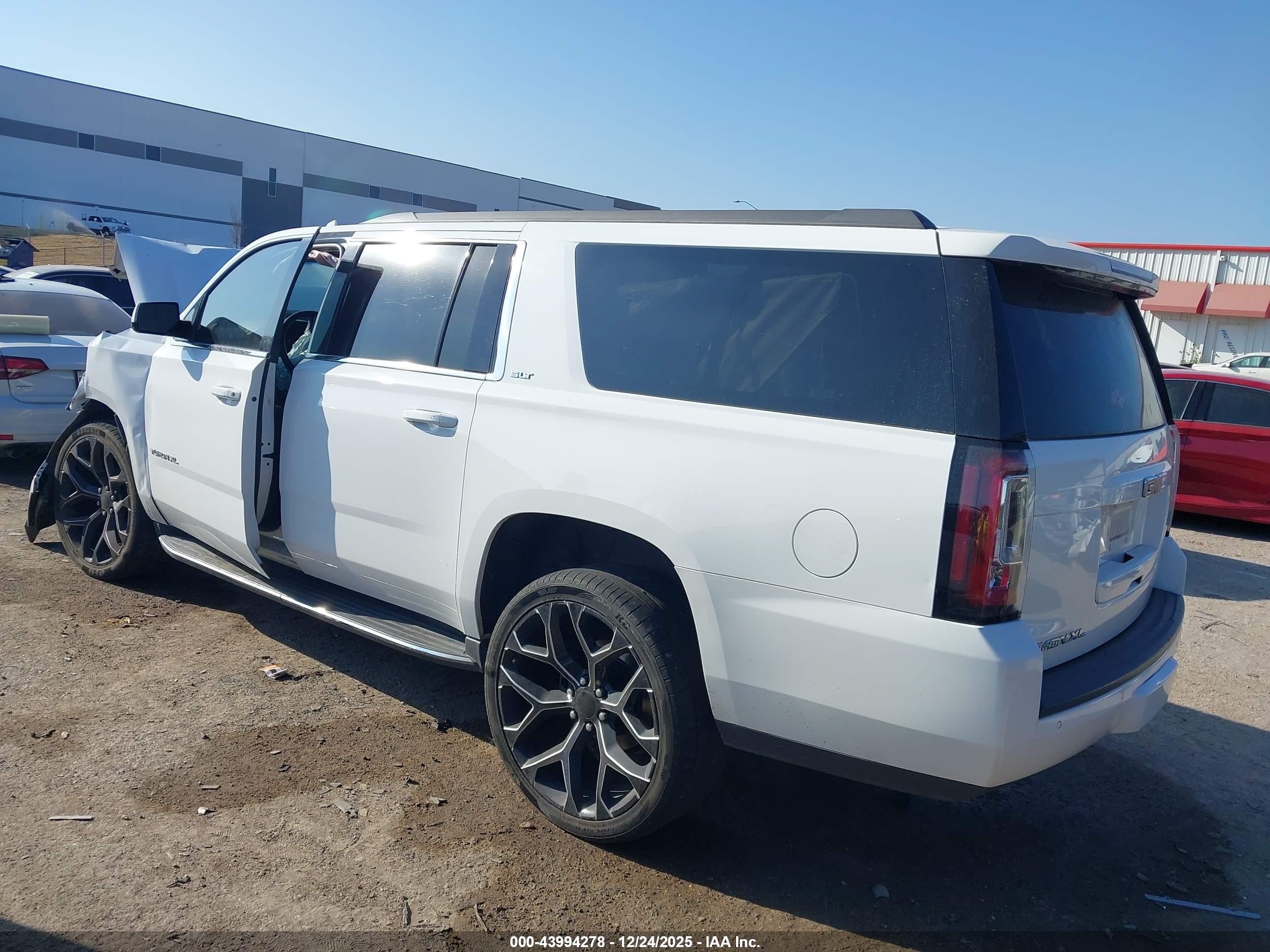 GMC YUKON image 3