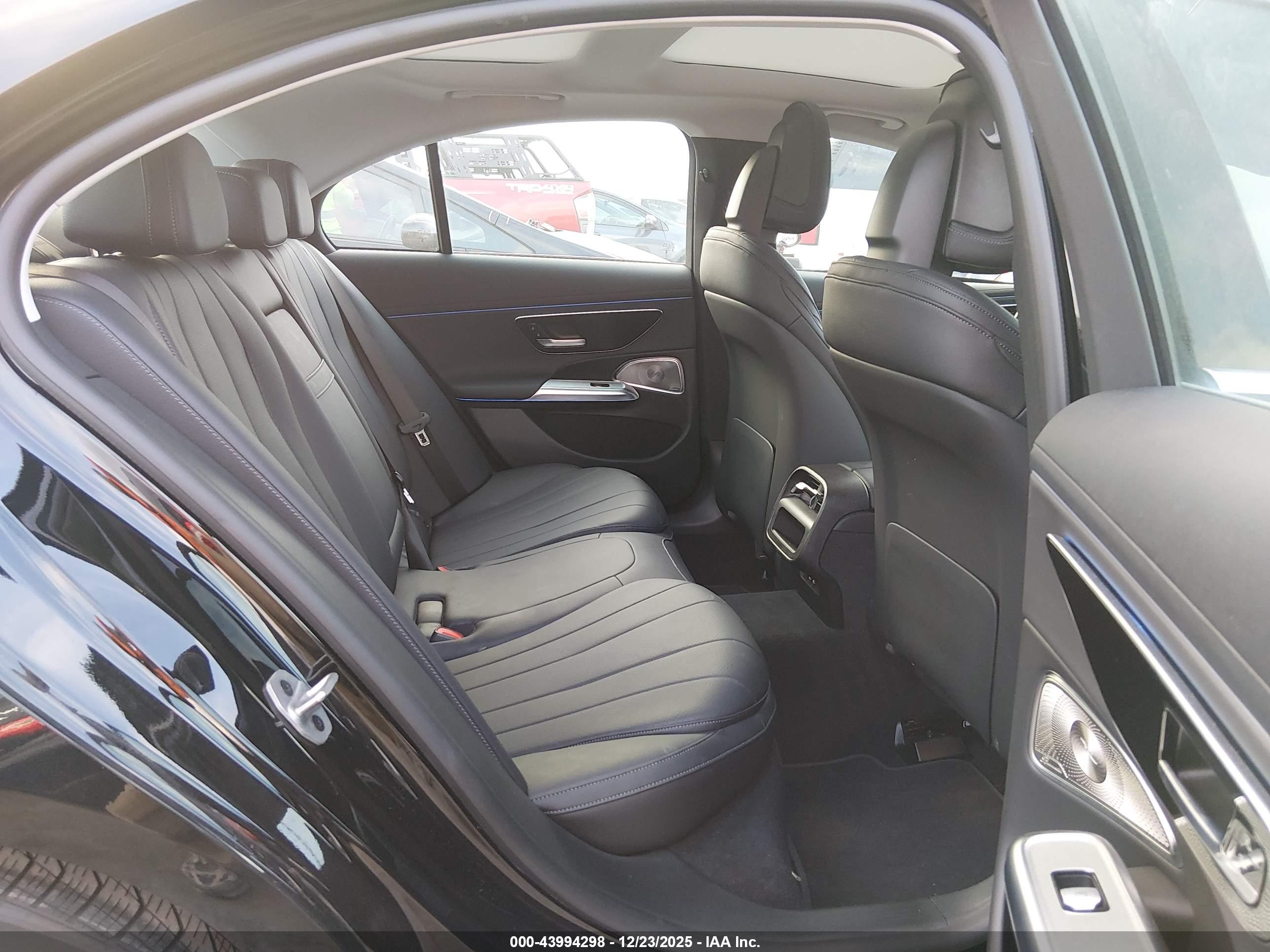 MERCEDES-BENZ E image 8