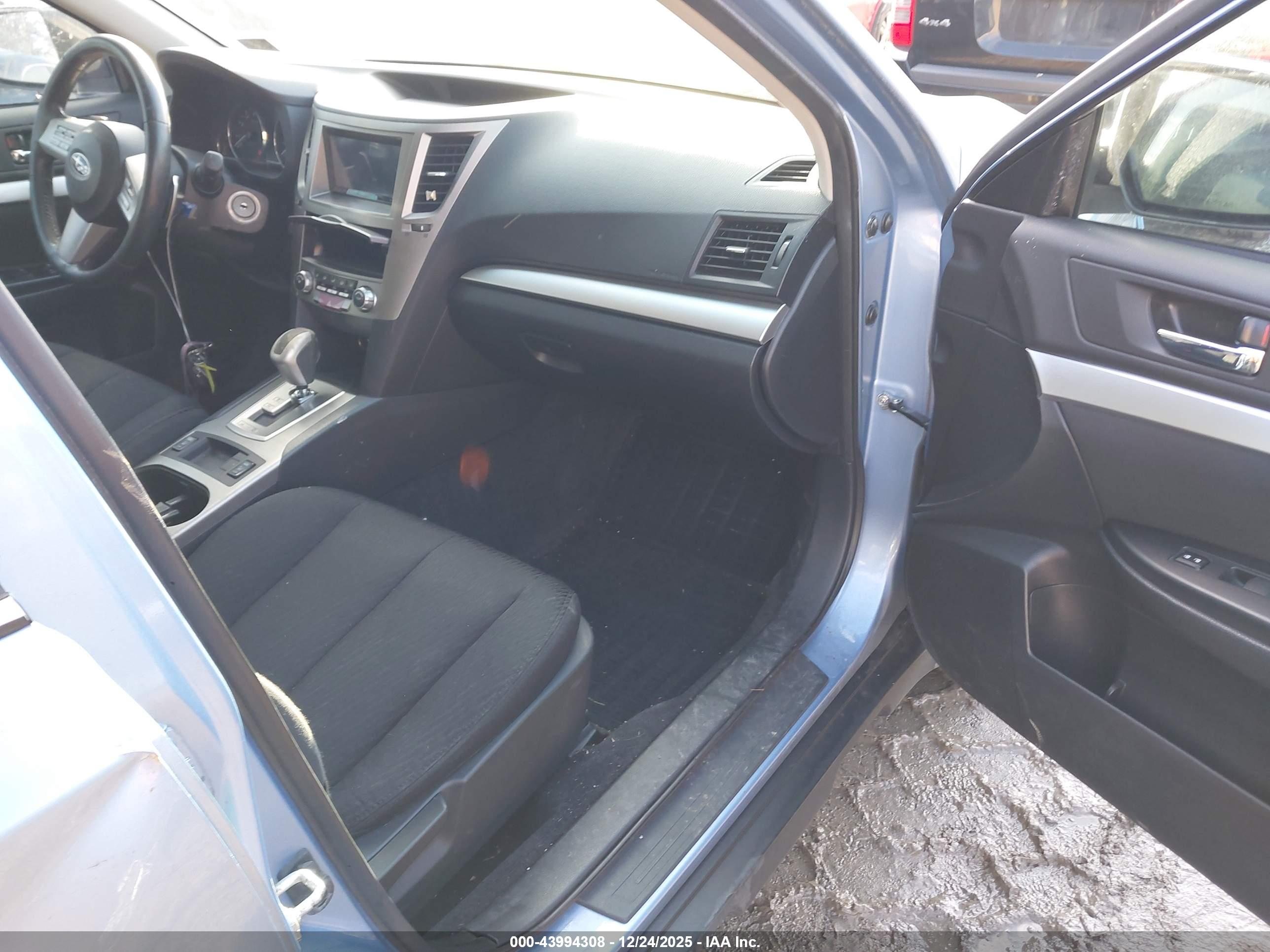 SUBARU OUTBACK image 5