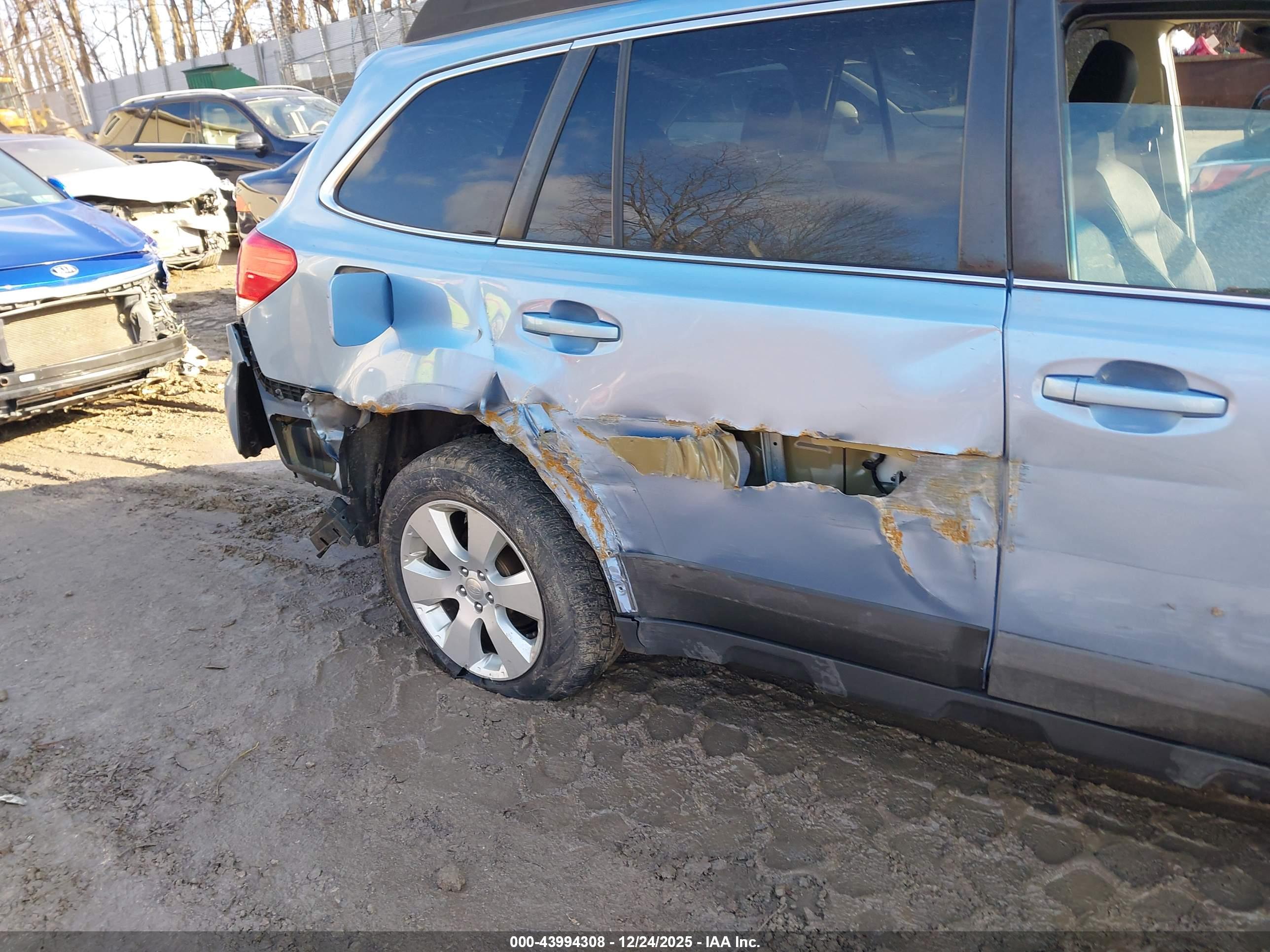 SUBARU OUTBACK image 6