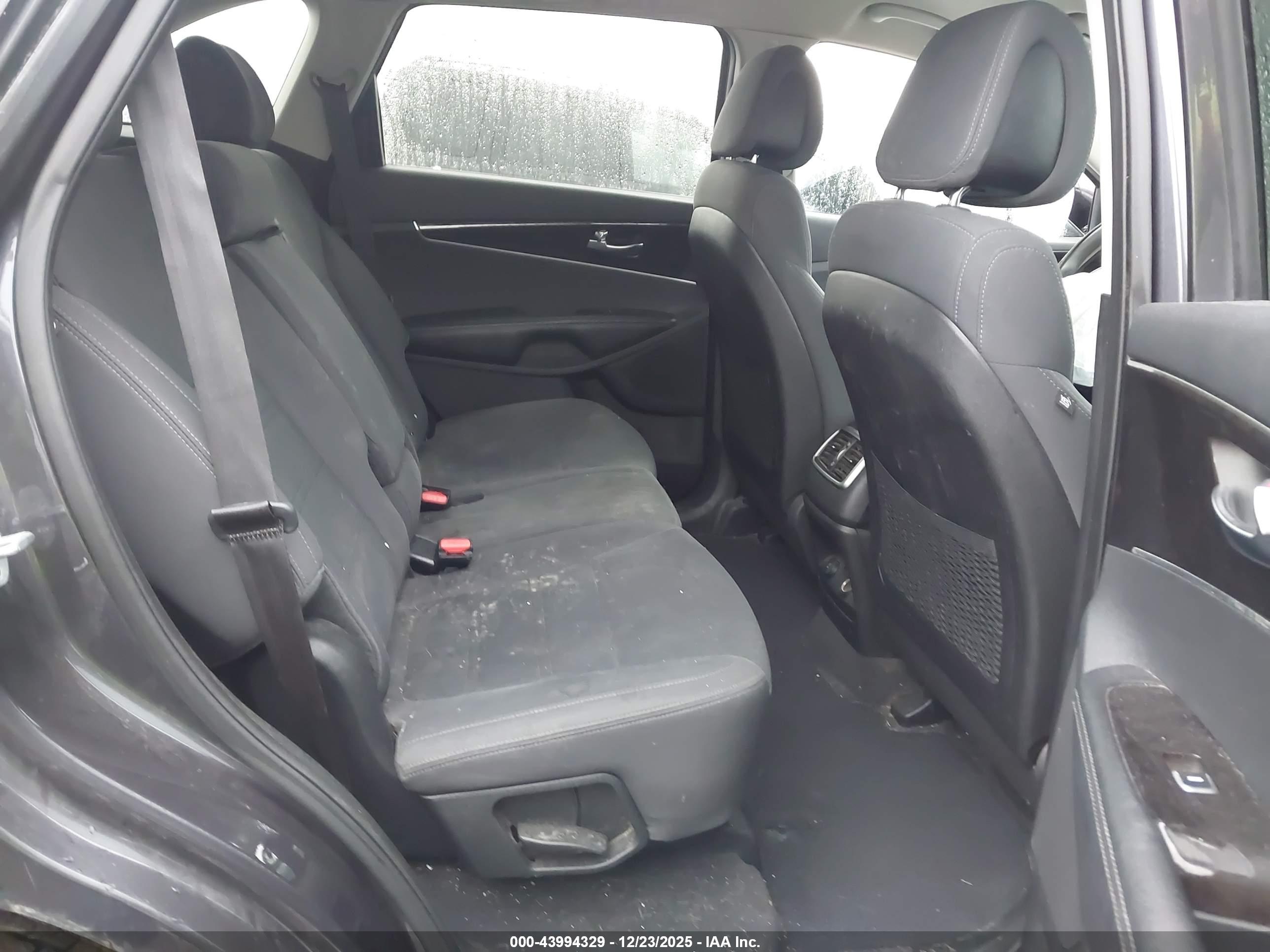 KIA SORENTO image 8
