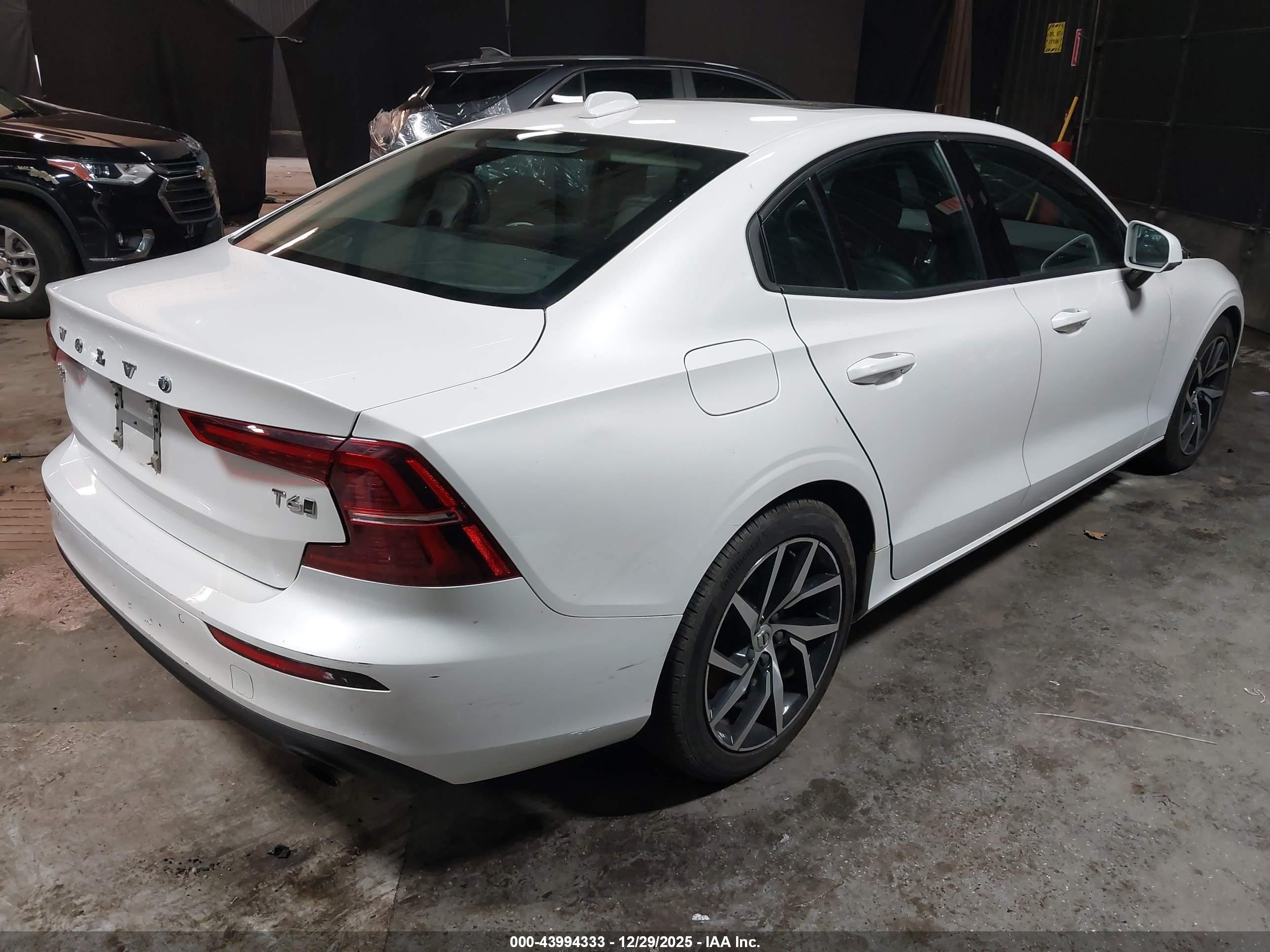 VOLVO S60 image 4