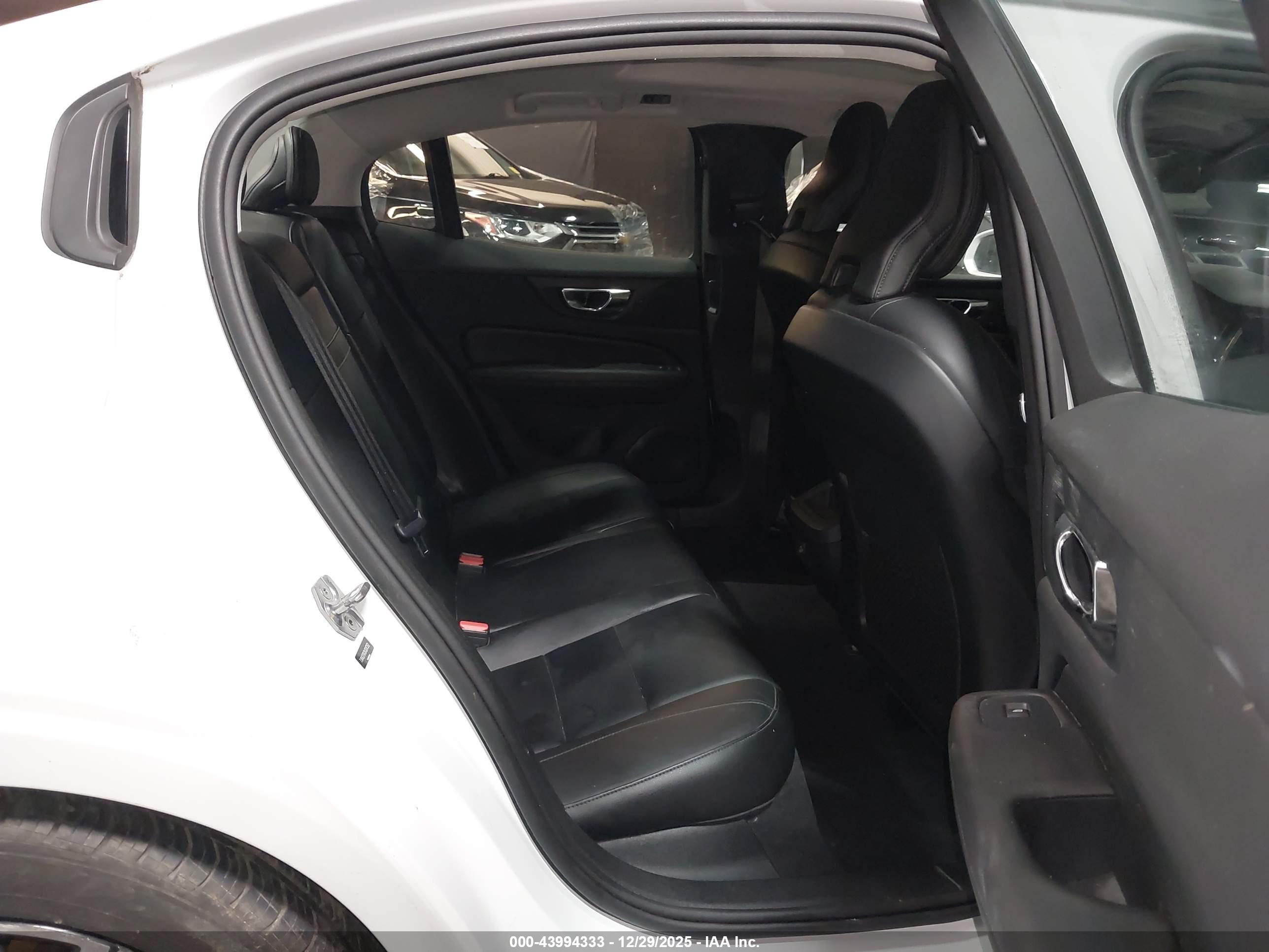 VOLVO S60 image 8