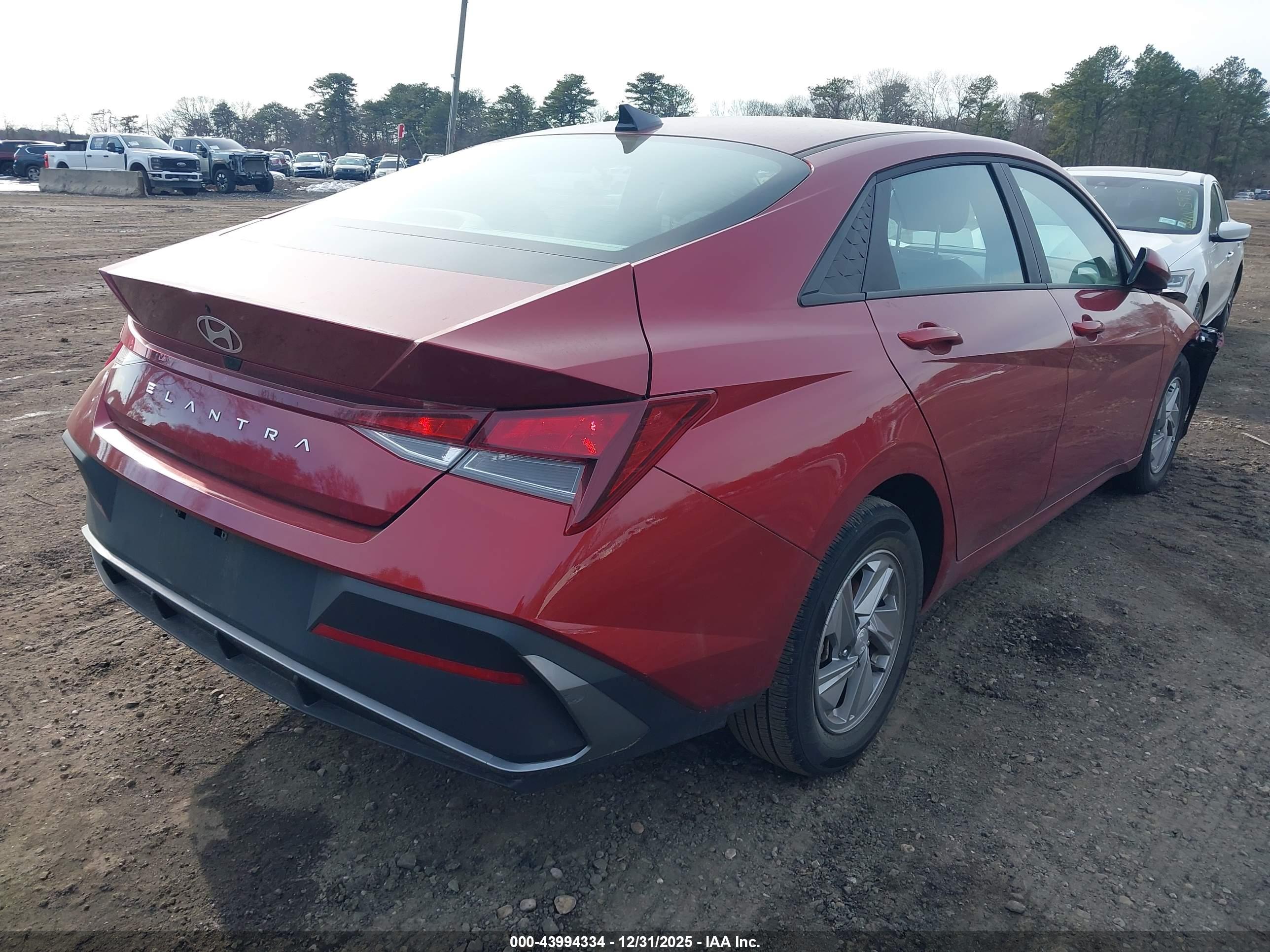 HYUNDAI ELANTRA image 4