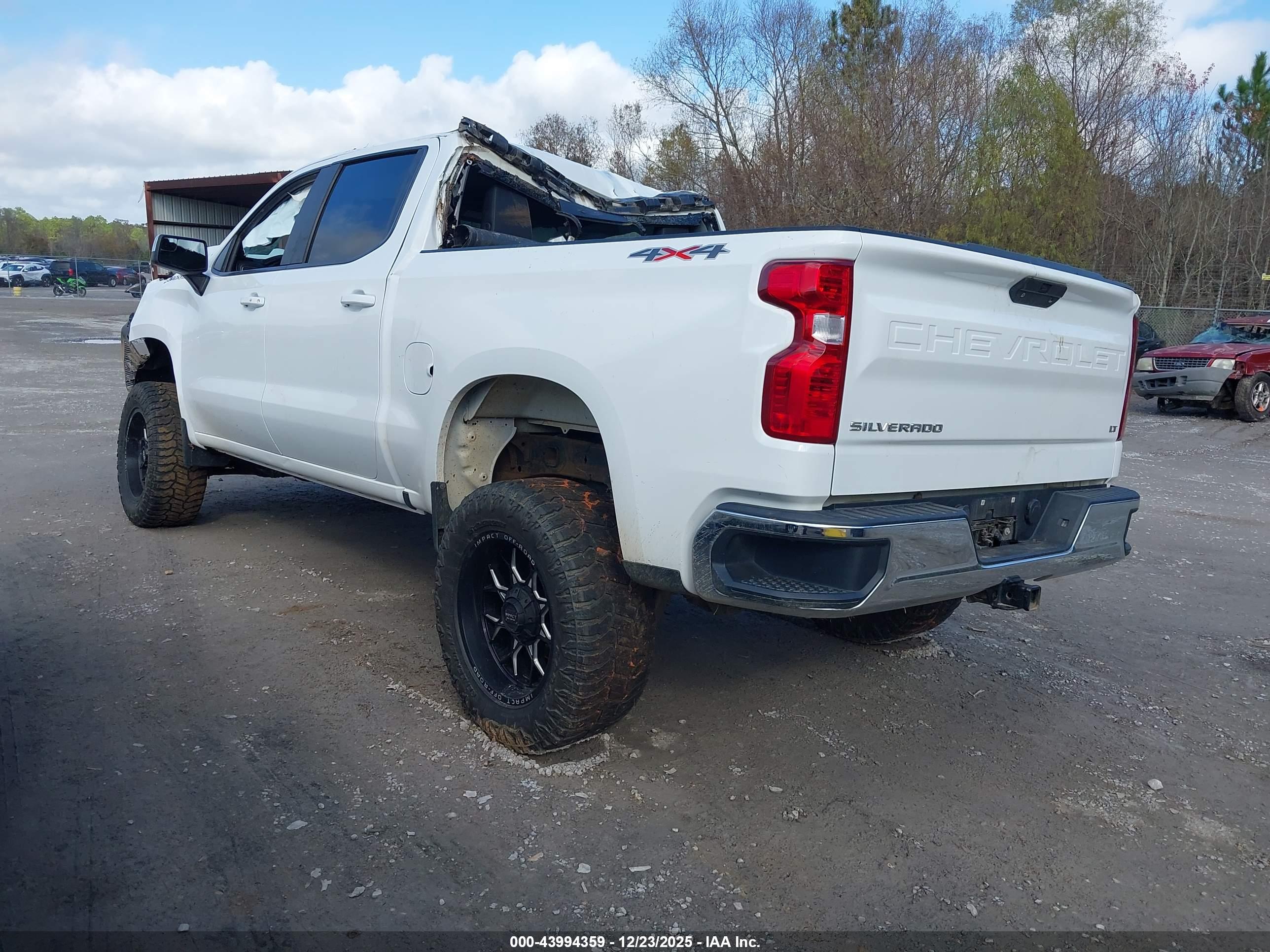 CHEVROLET SILVERADO image 3