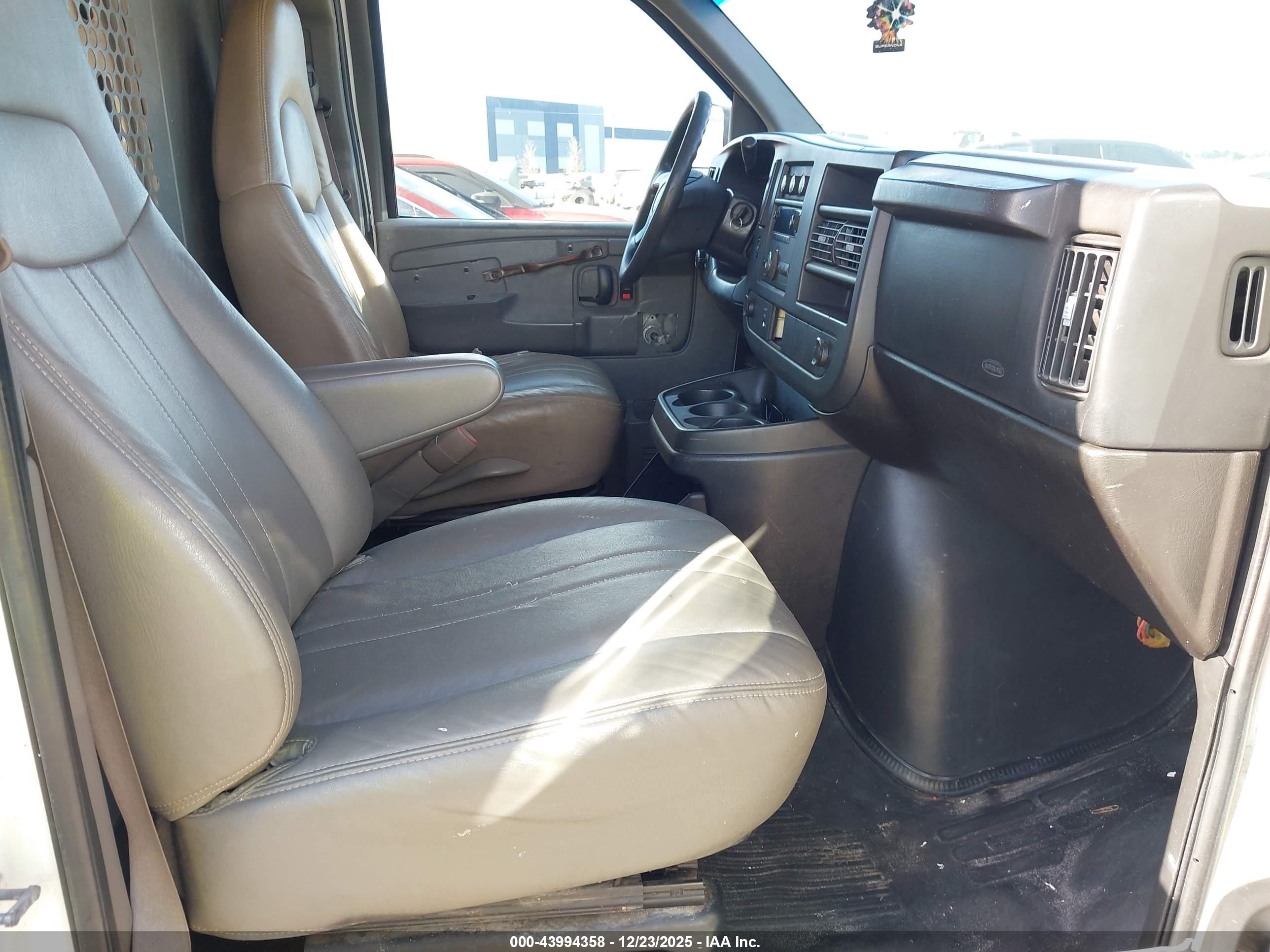 CHEVROLET EXPRESS image 5