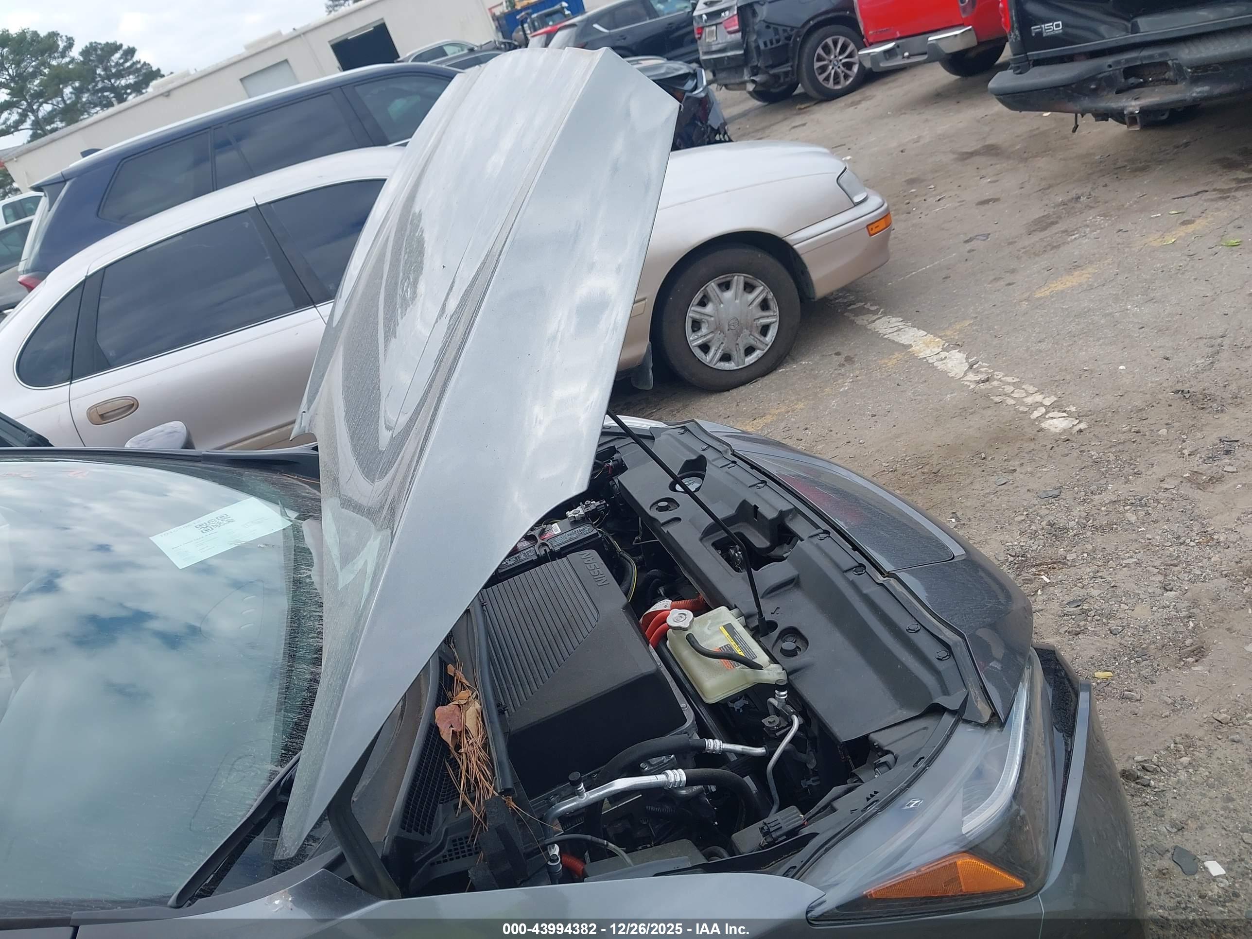 NISSAN LEAF image 10