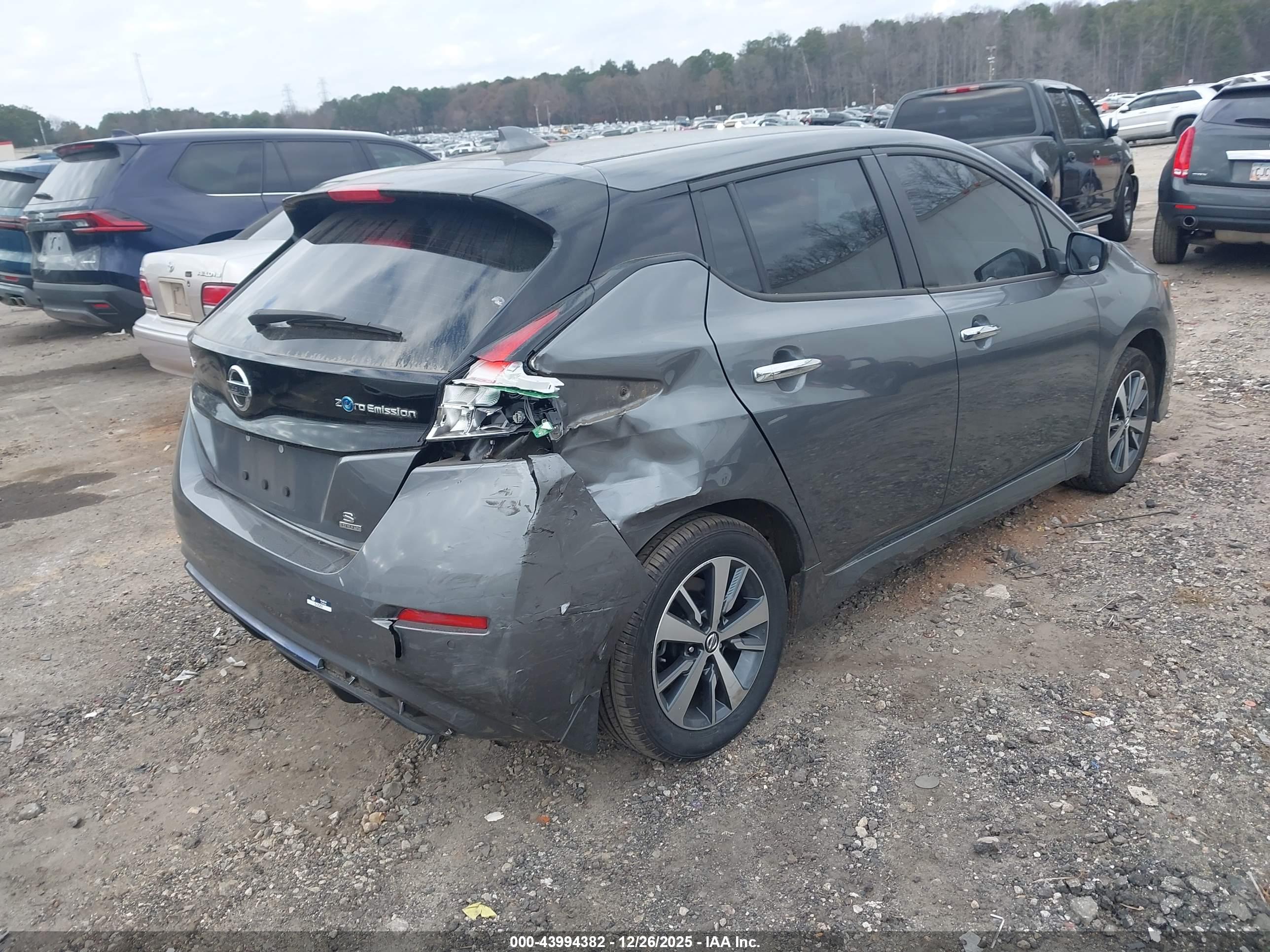 NISSAN LEAF image 4