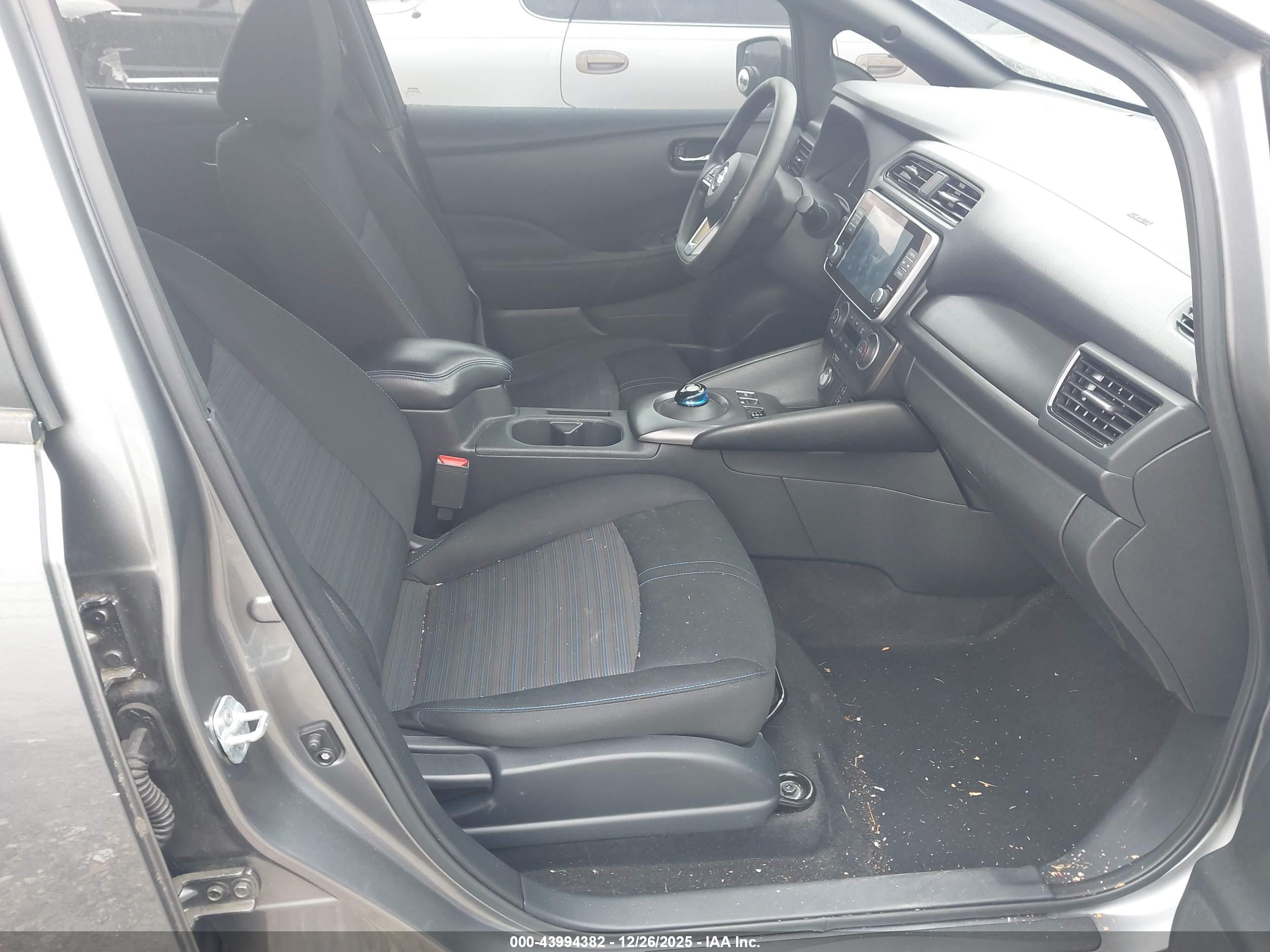 NISSAN LEAF image 5