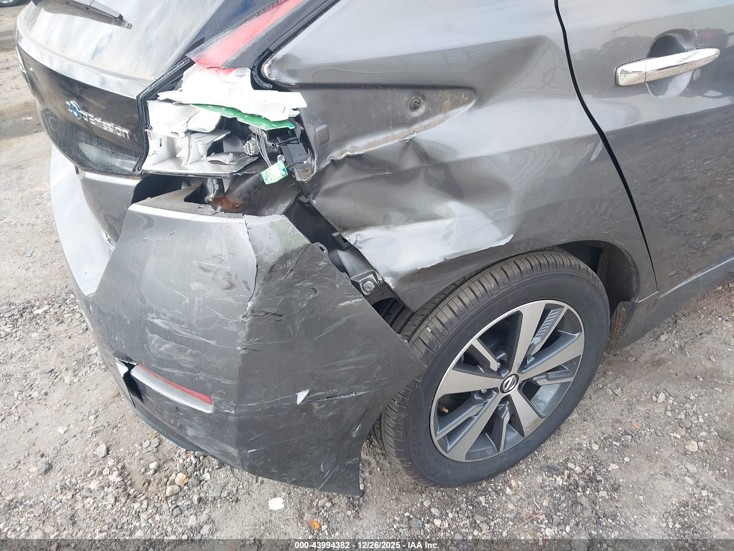 NISSAN LEAF image 6