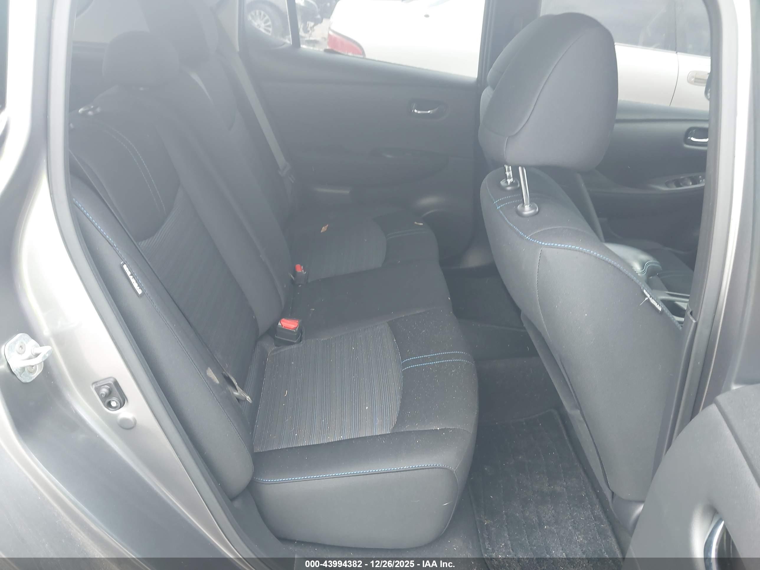 NISSAN LEAF image 8